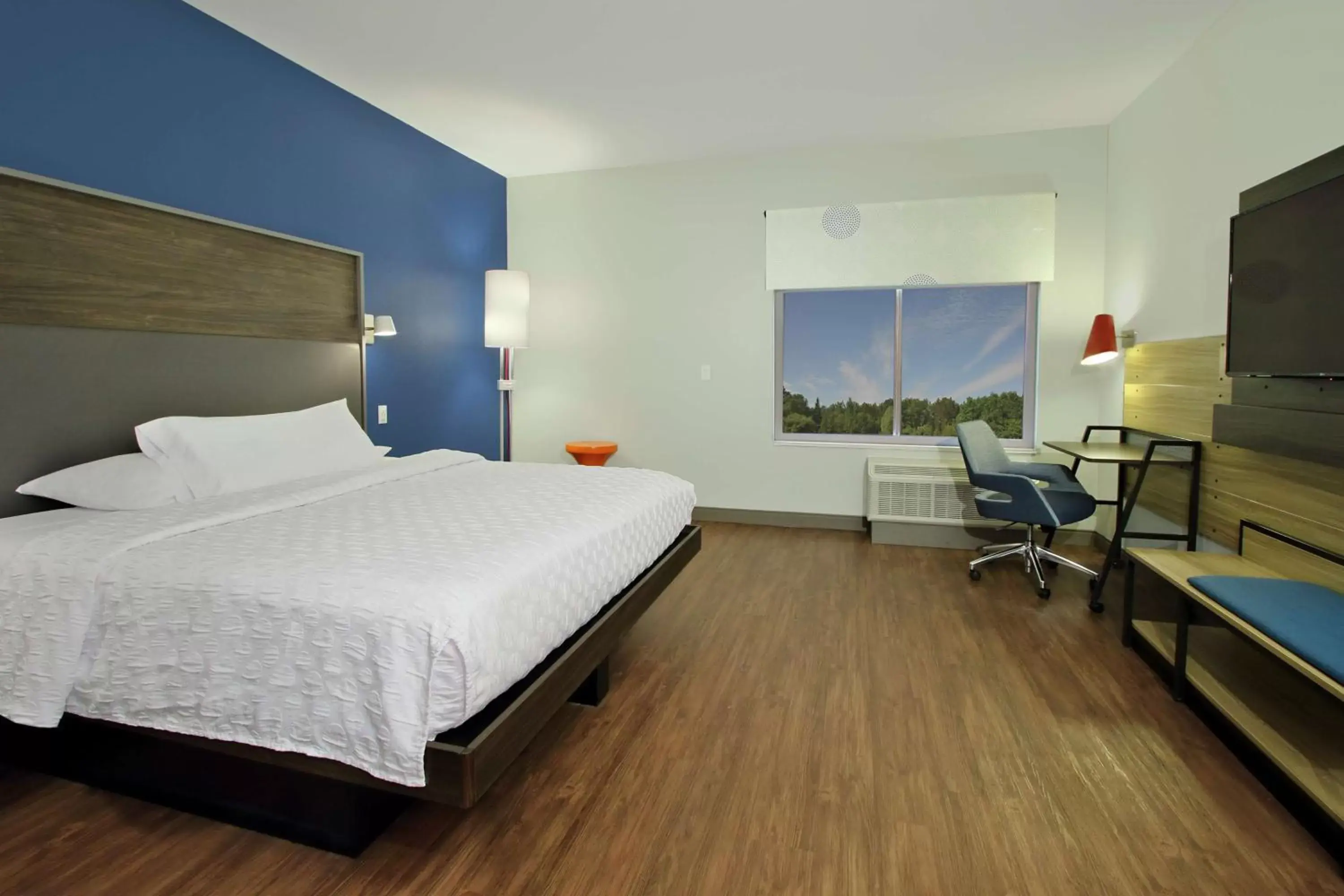 Bedroom in Tru By Hilton Mobile