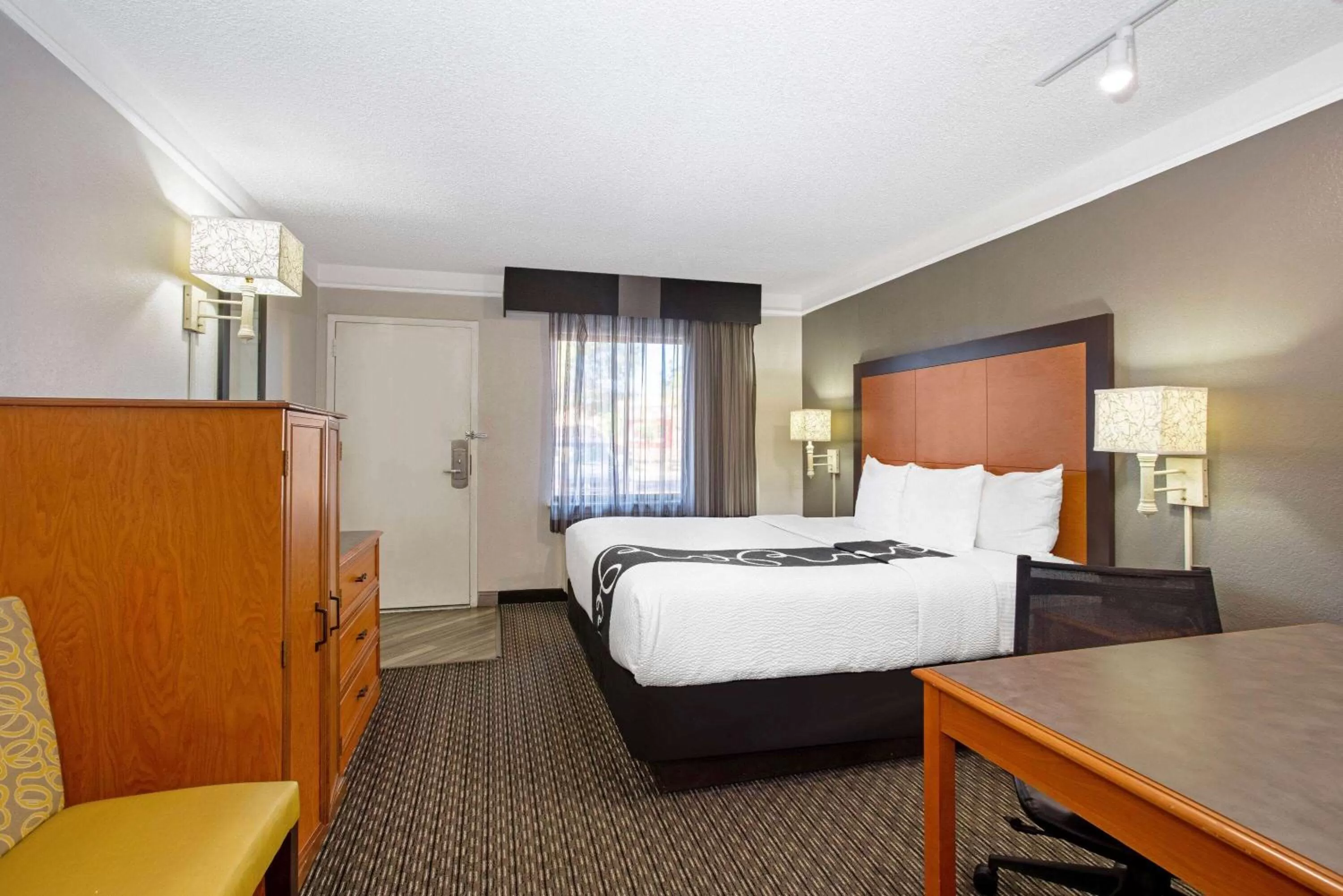 Photo of the whole room, Bed in La Quinta Inn by Wyndham Tucson East