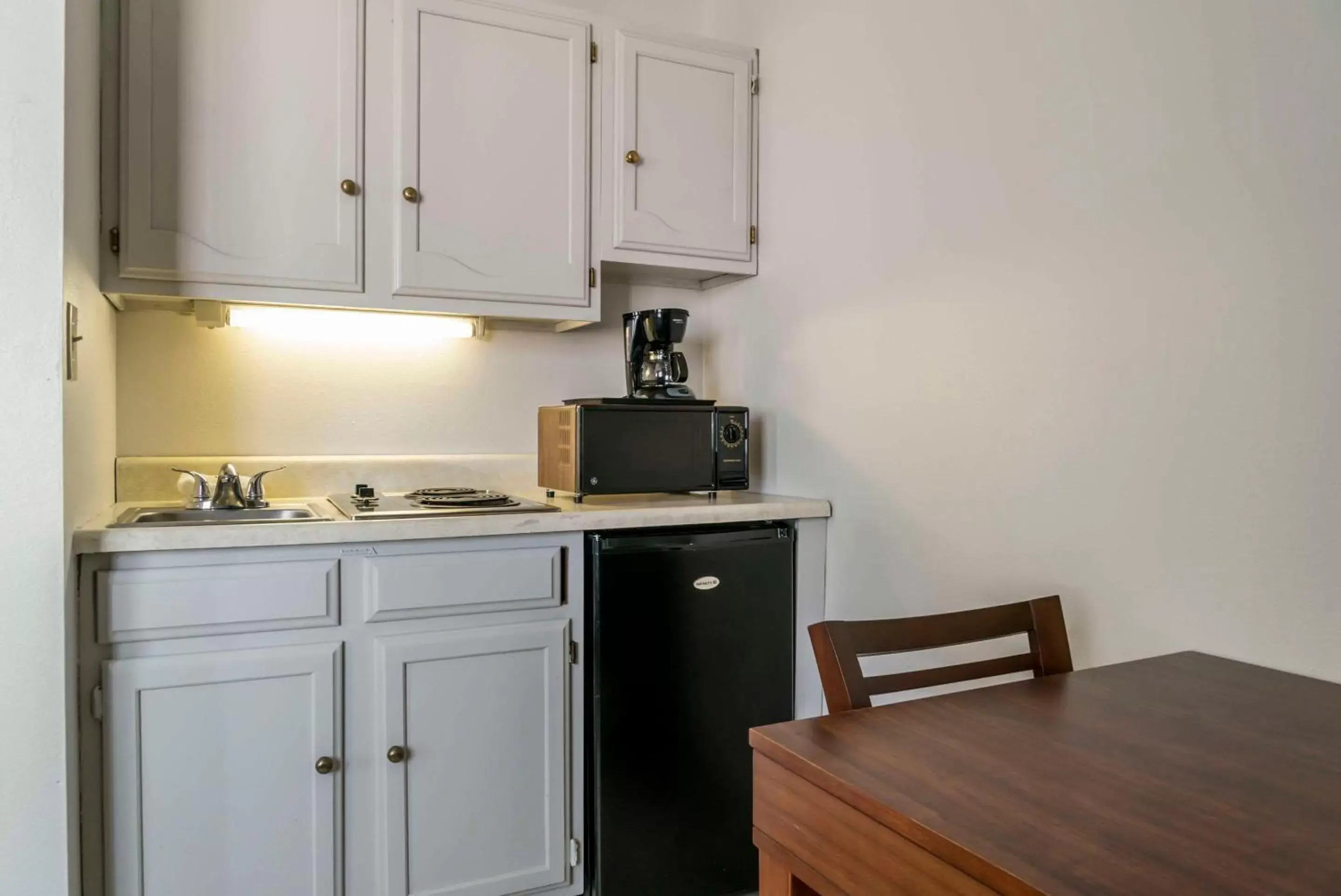 Bedroom, Kitchen/Kitchenette in Comfort Inn East Oregon