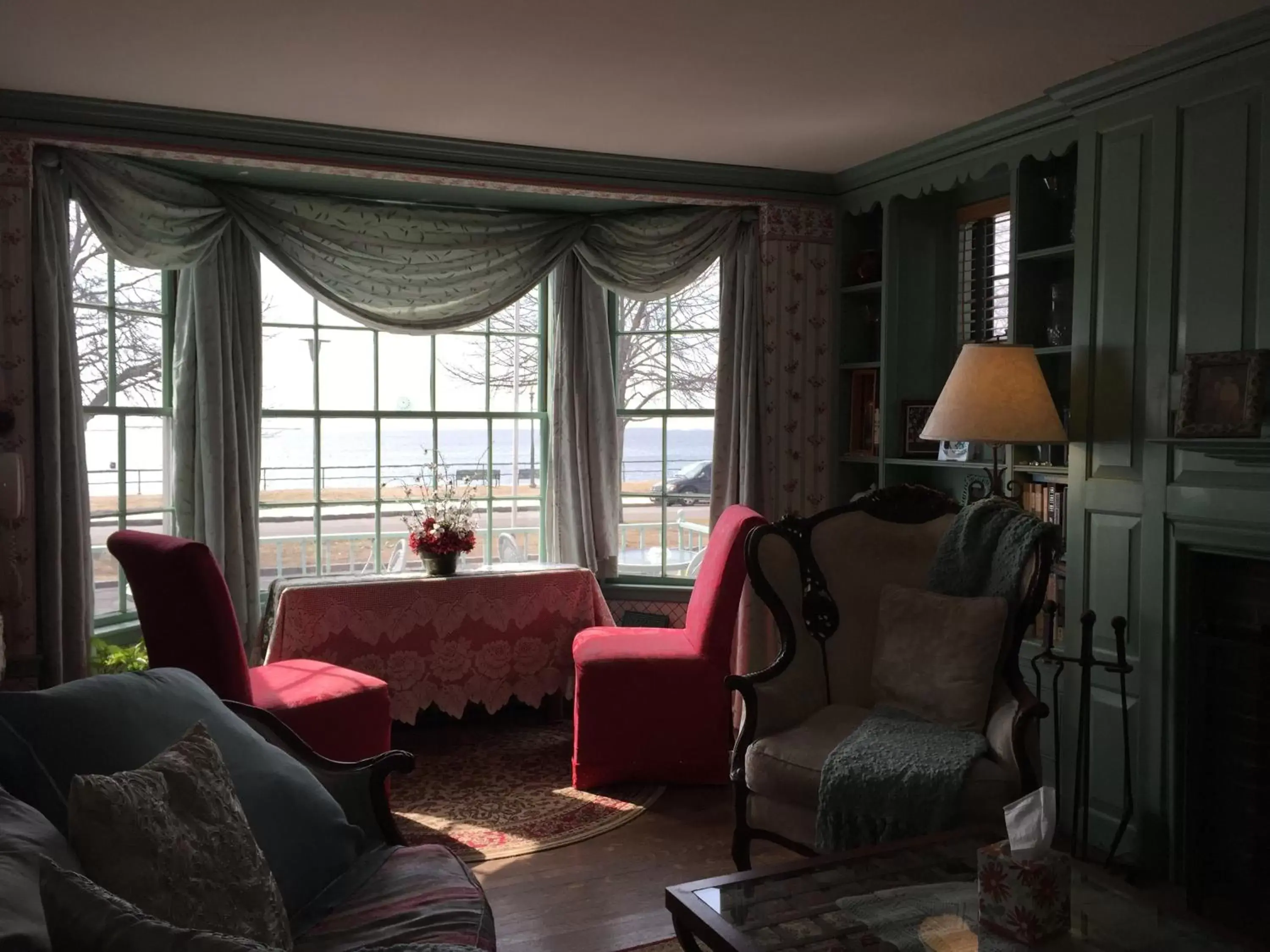 Living room, Seating Area in Harborview Inn