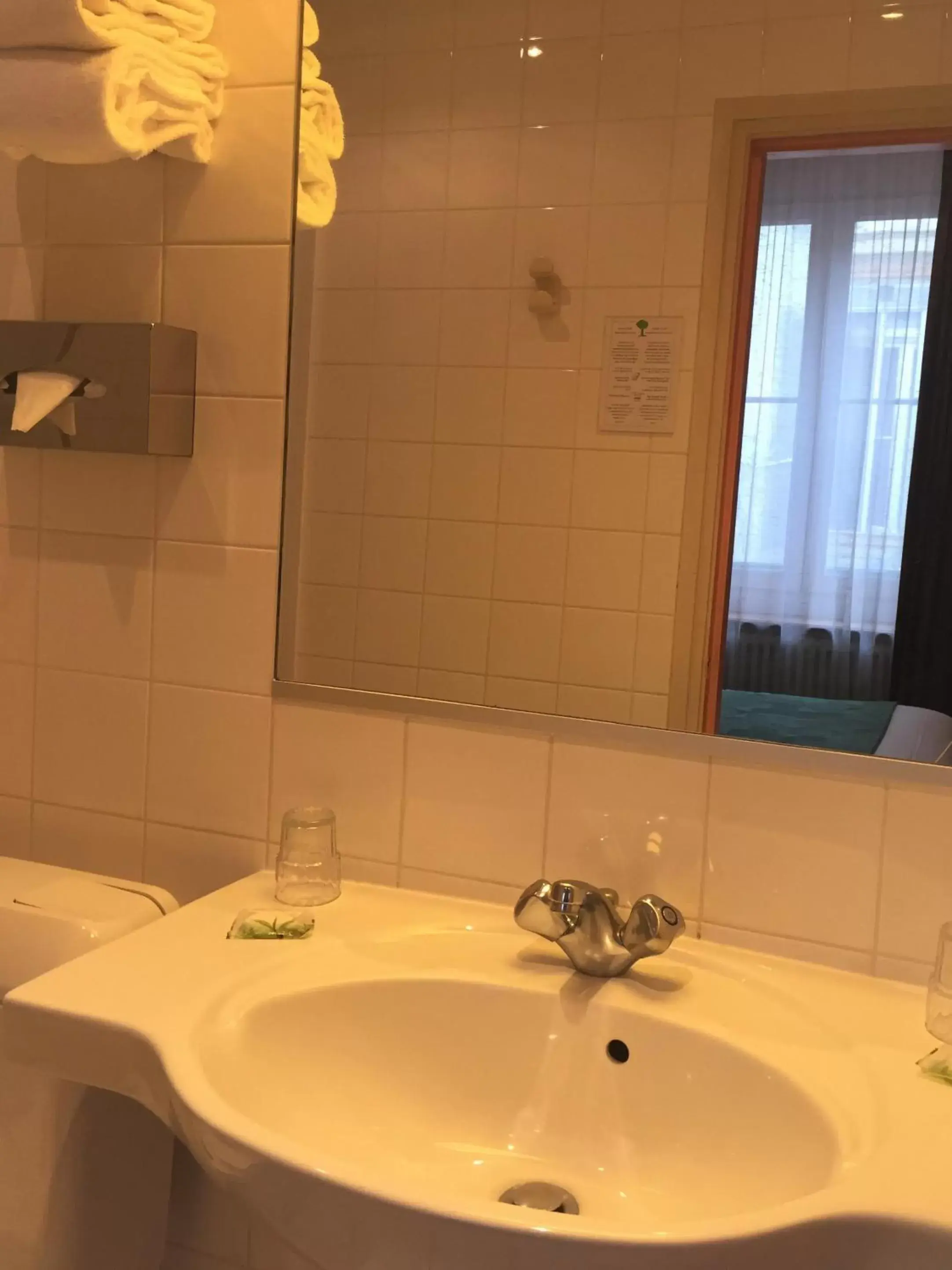Shower, Bathroom in Hotel De La Paix