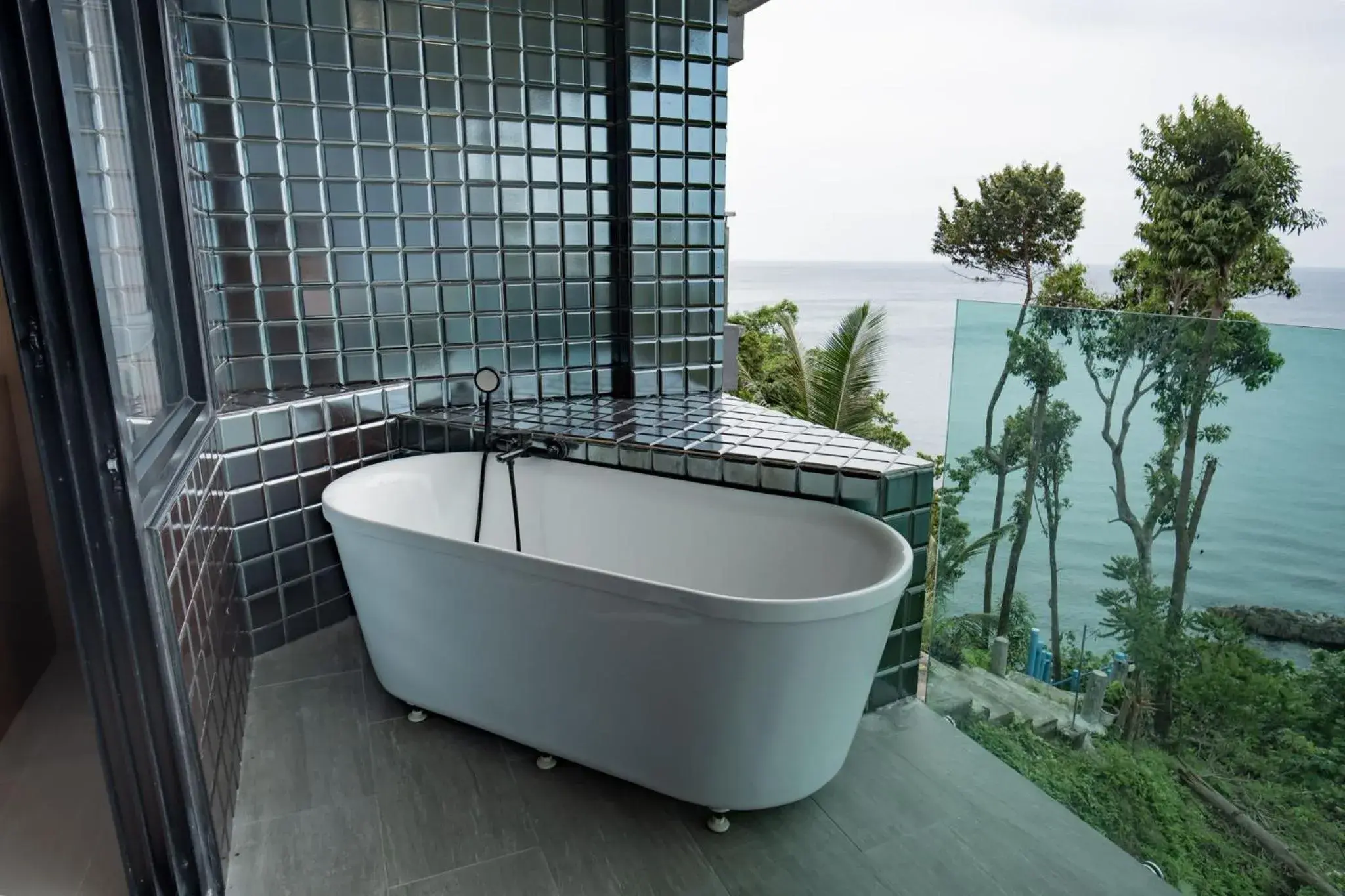 Hot Tub, Bathroom in Cliff Lanta Suite-Koh Lanta Krabi