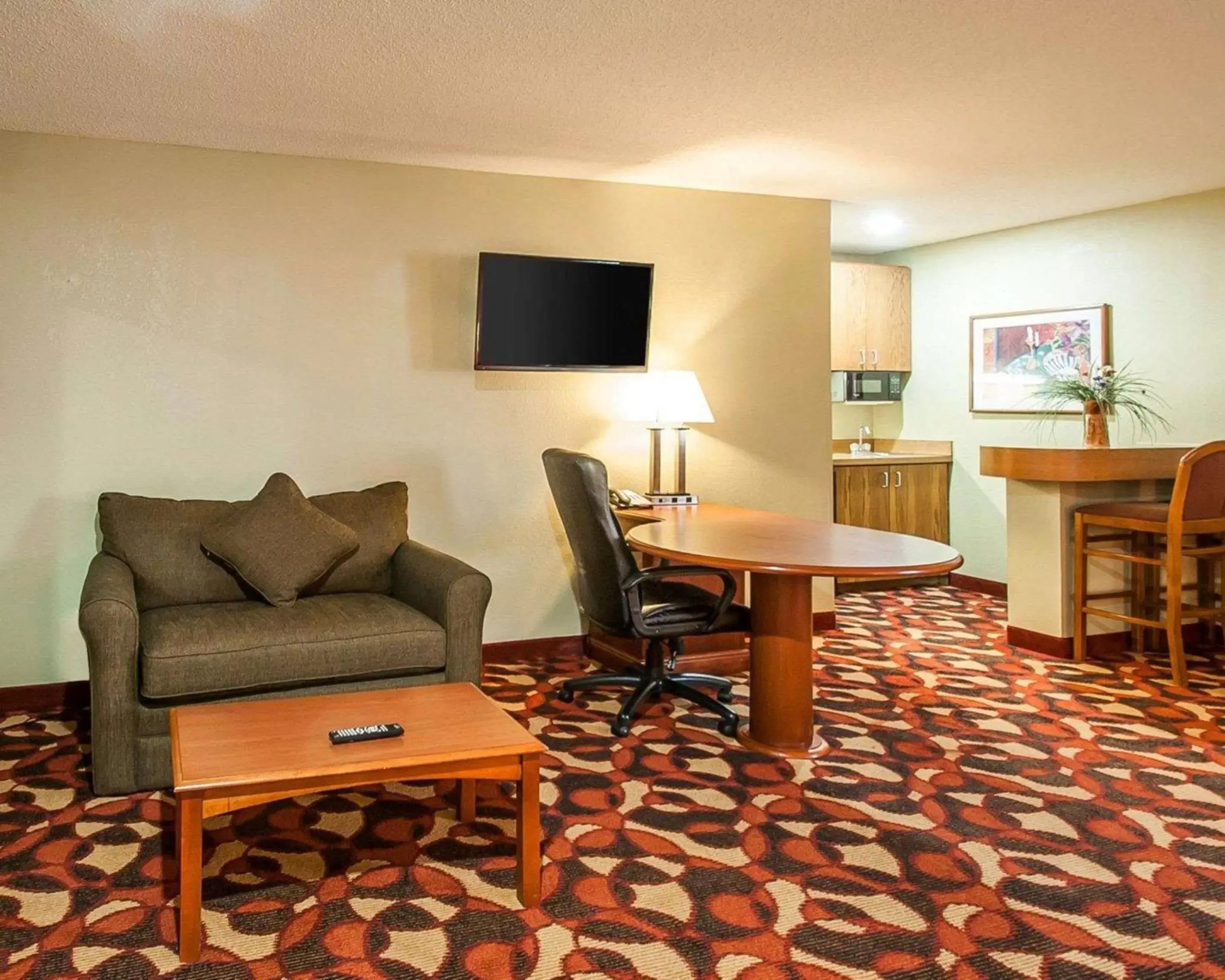 Photo of the whole room, TV/Entertainment Center in Quality Inn & Suites Kansas City I-435N Near Sports Complex