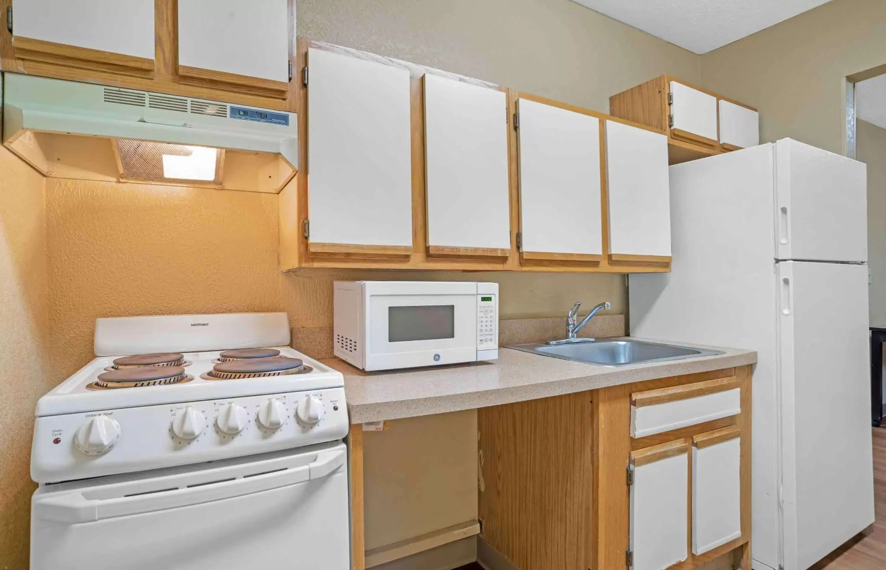 Bedroom, Kitchen/Kitchenette in Extended Stay America Select Suites - Birmingham - Inverness