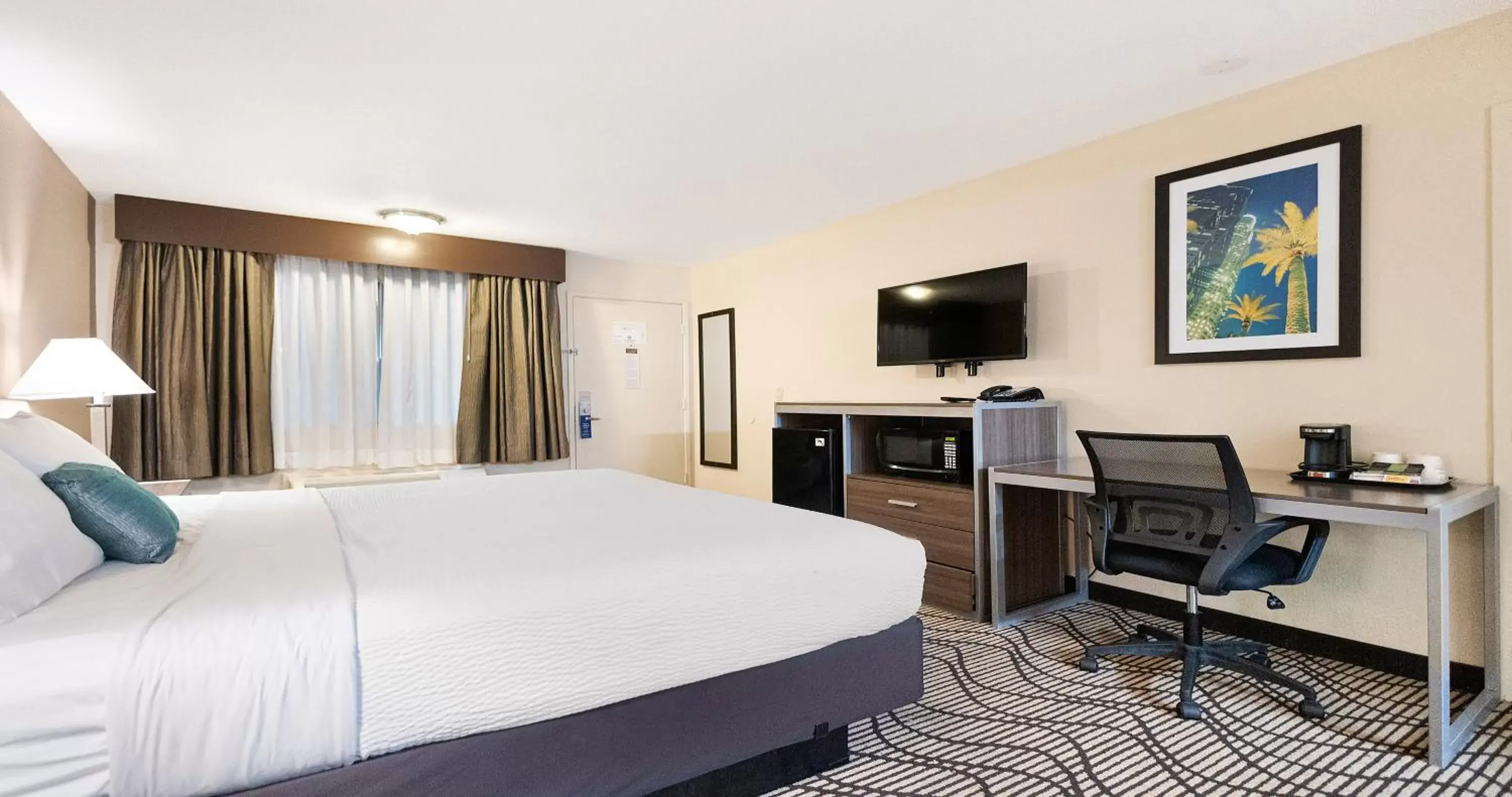 Bed, TV/Entertainment Center in SureStay Plus Hotel by Best Western Sacramento North