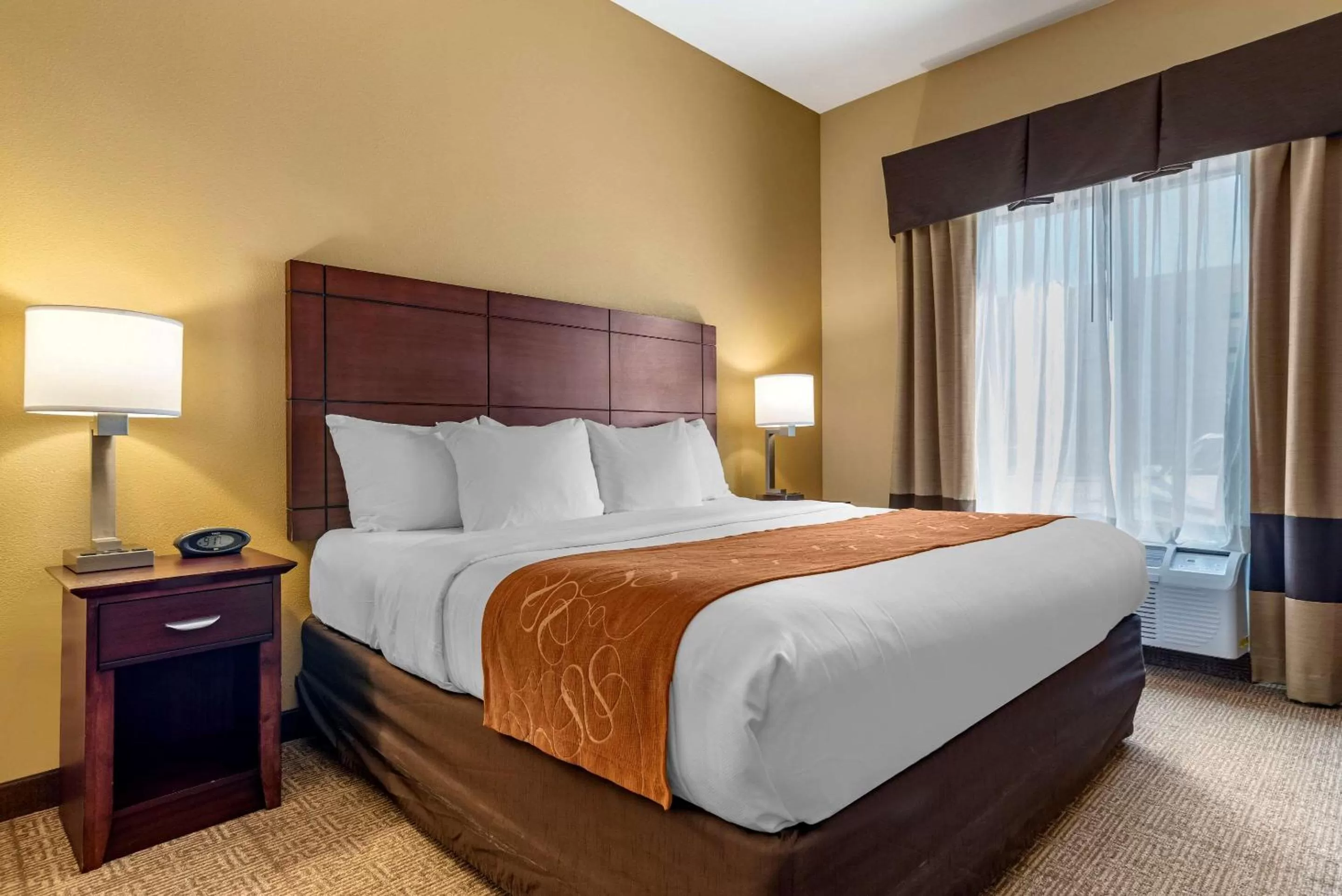 Photo of the whole room, Bed in Comfort Suites Airport South