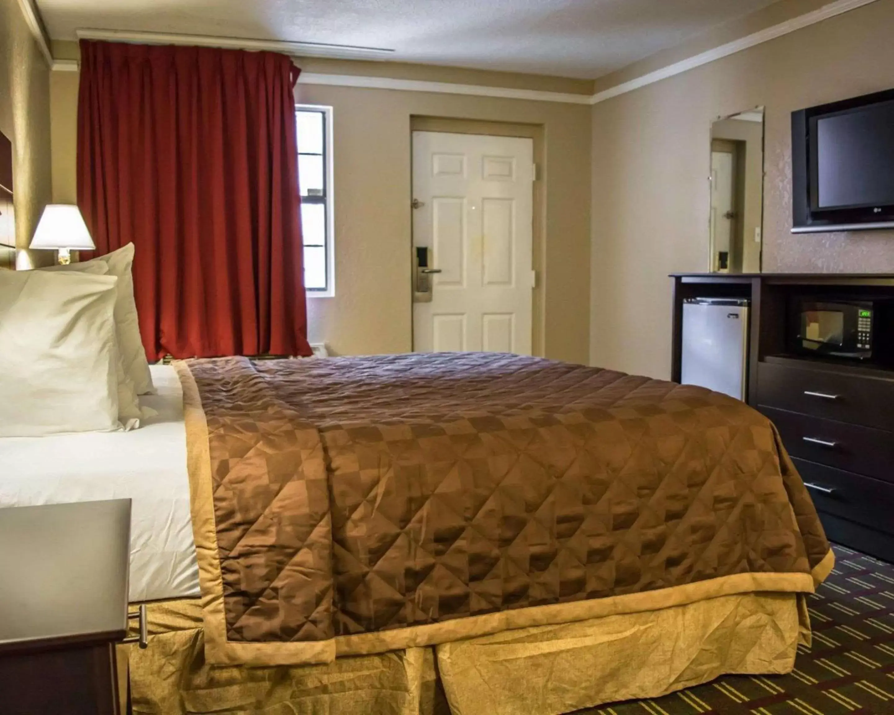 Photo of the whole room, Bed in Rodeway Inn Near Ybor City - Casino