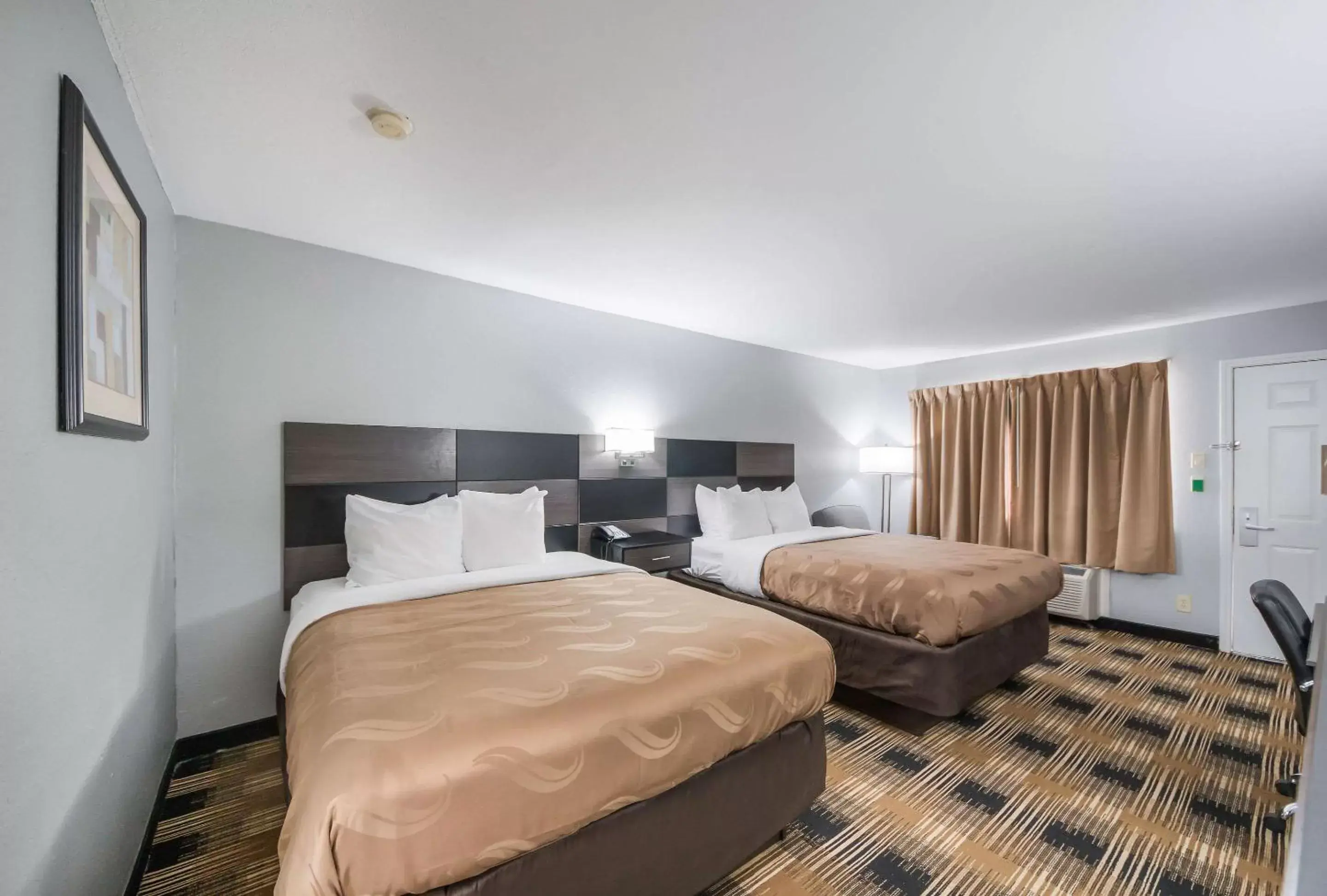 Queen Room with Two Queen Beds - Smoking in Quality Inn Near Medical Center Queen Room with Two Queen Beds - Smoking in Quality Inn Near Medical Center
