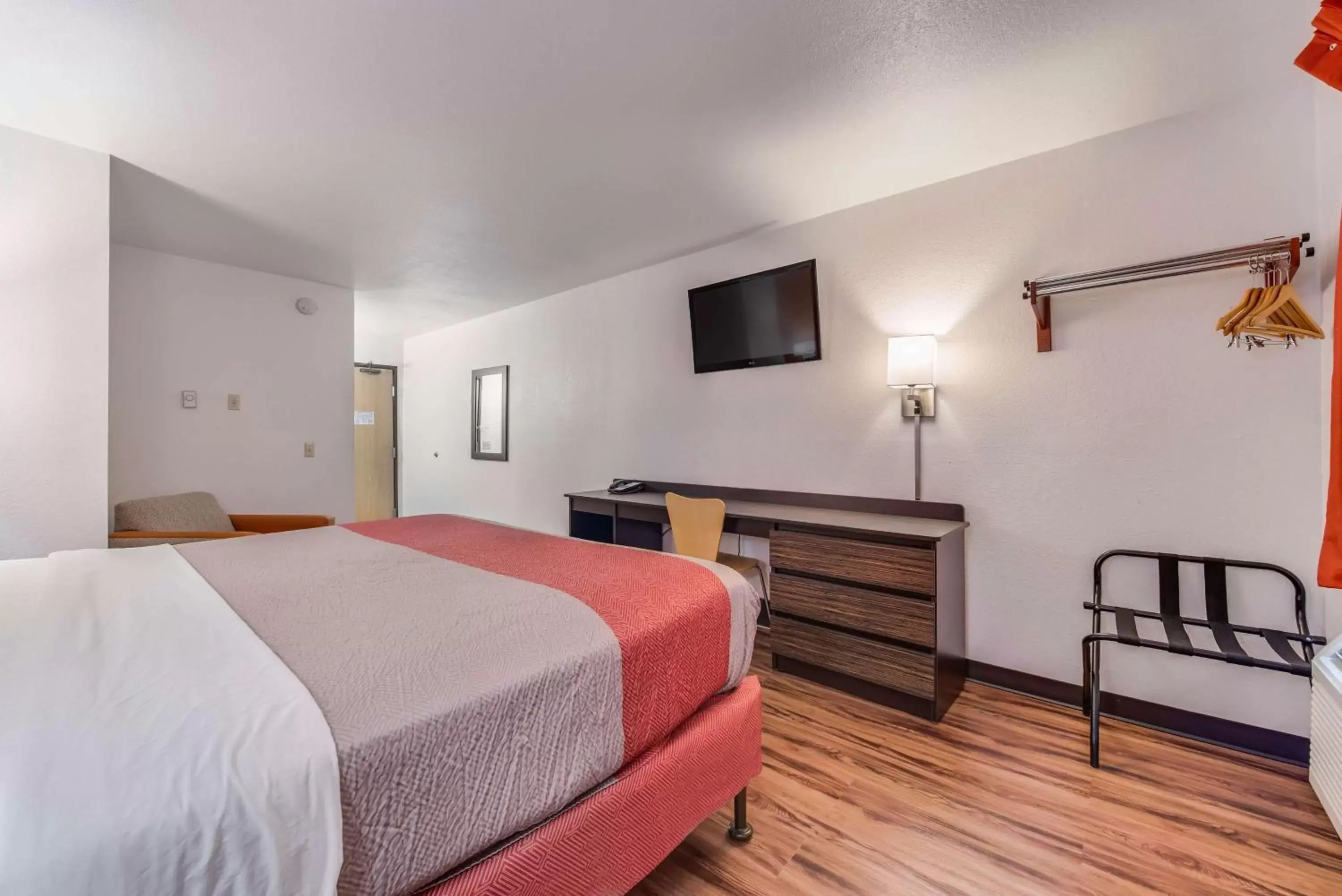 Bedroom, Bed in Motel 6-Saint Paul, MN - I-94