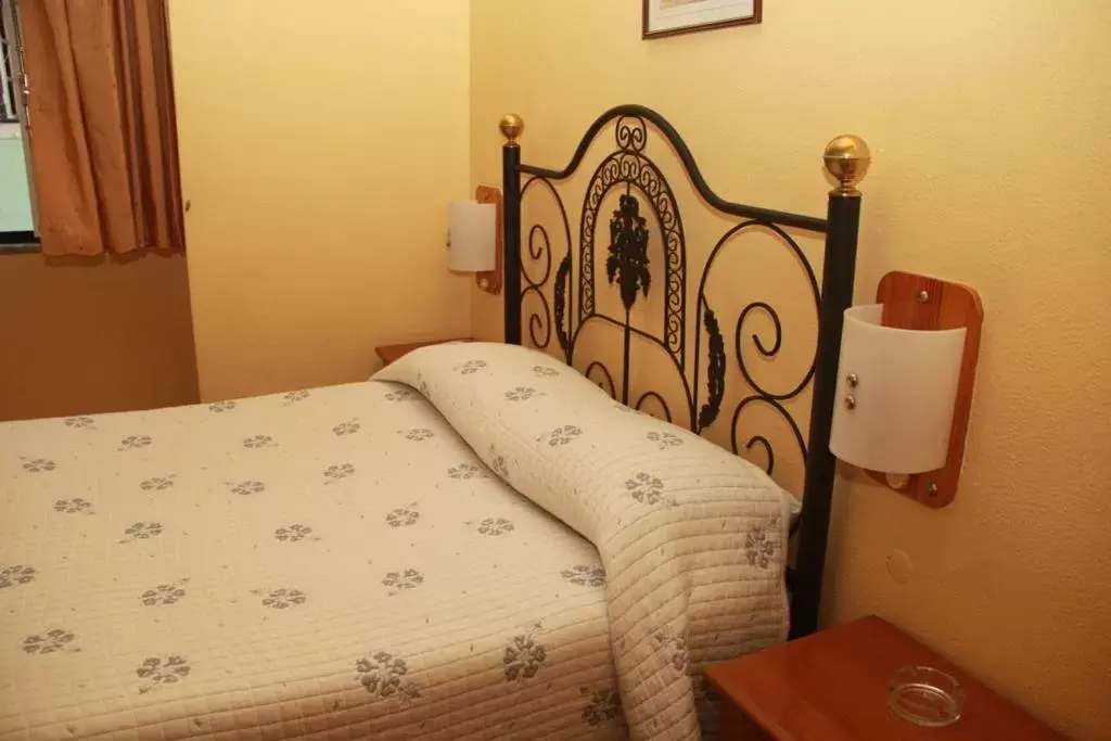 Bedroom, Bed in Pensao Residencial Flor dos Cavaleiros