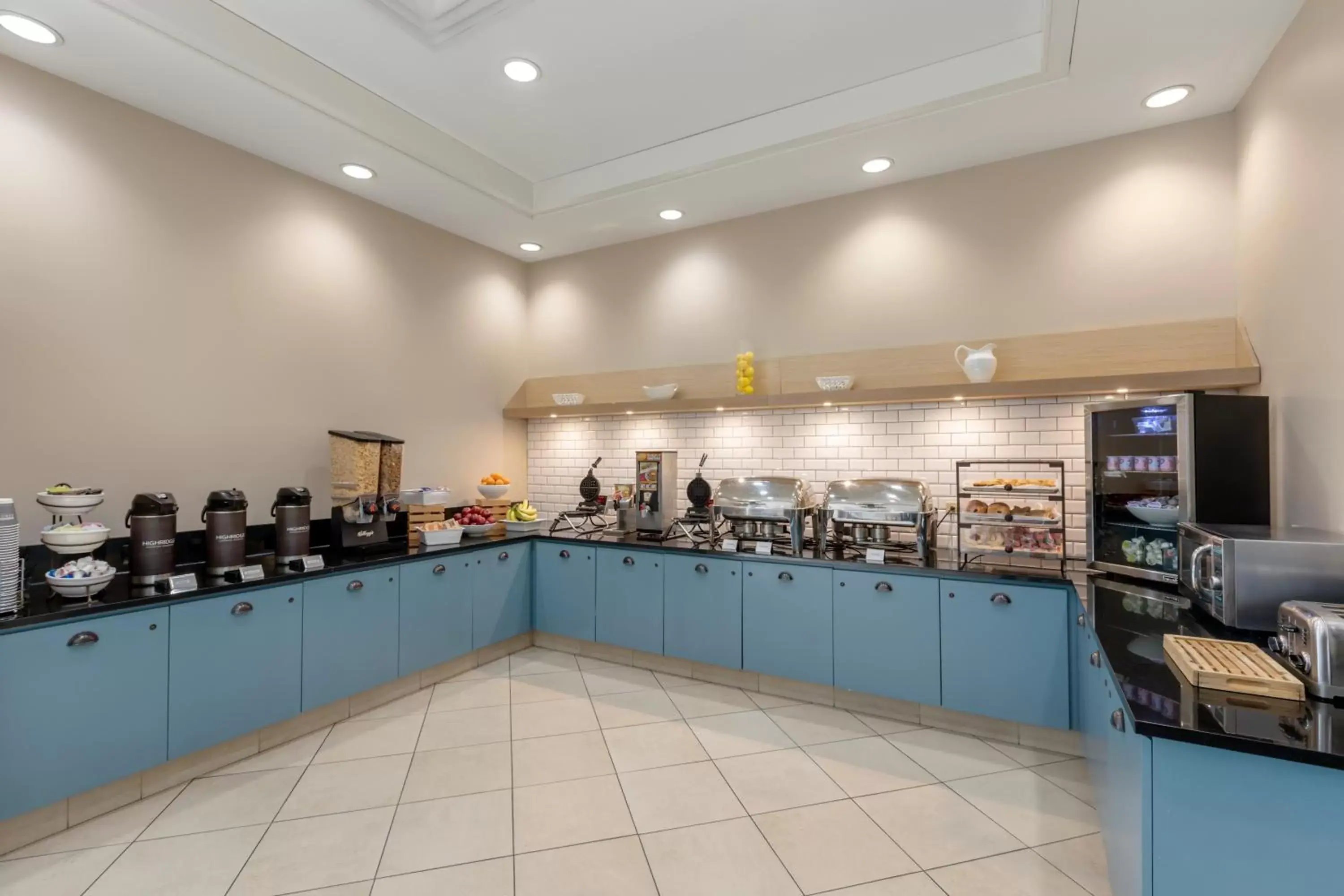Coffee/tea facilities, Kitchen/Kitchenette in Country Inn & Suites by Radisson, Elk Grove Village/Itasca