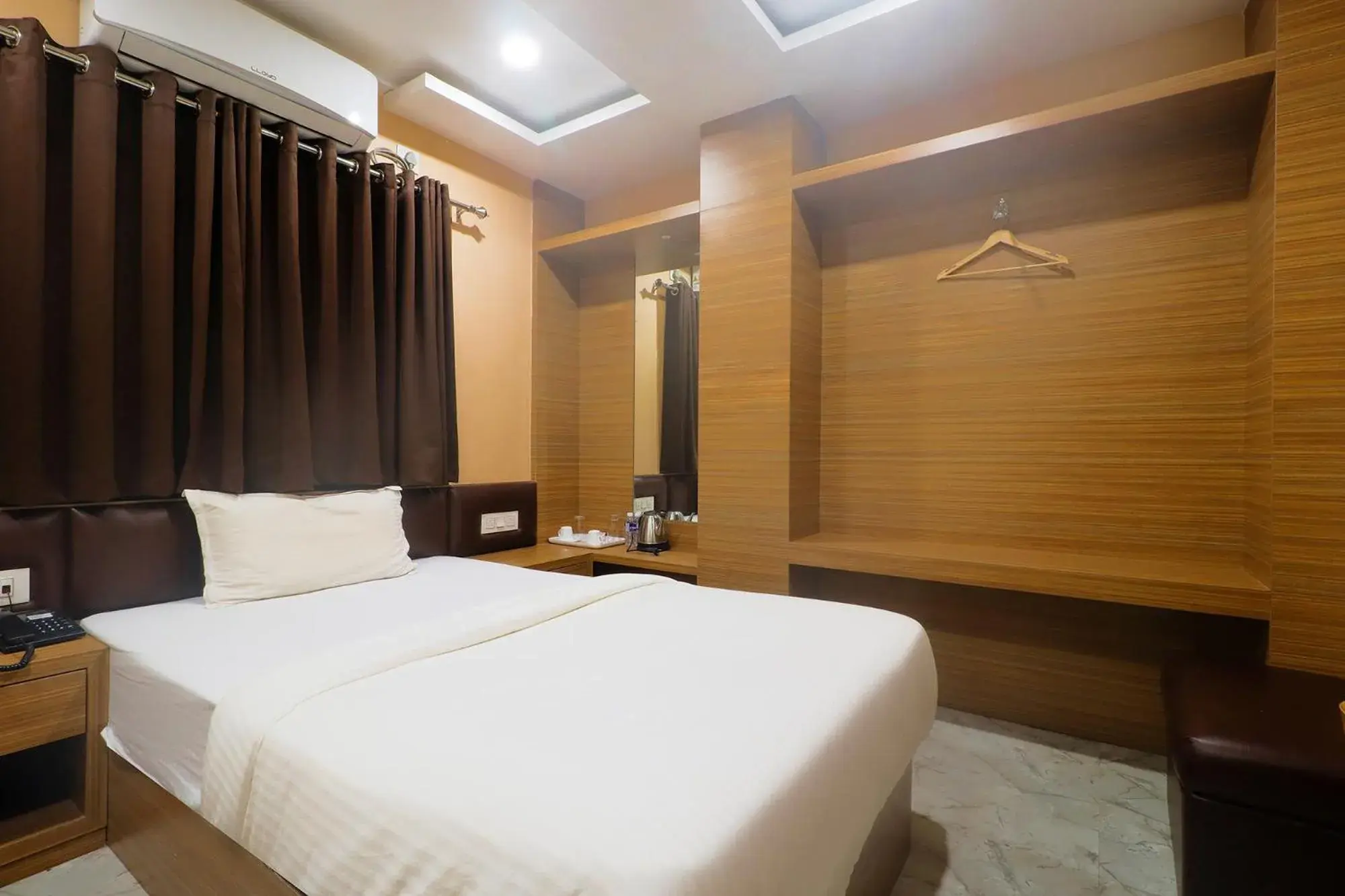 Photo of the whole room, Bed in FabExpress Ganpati 2