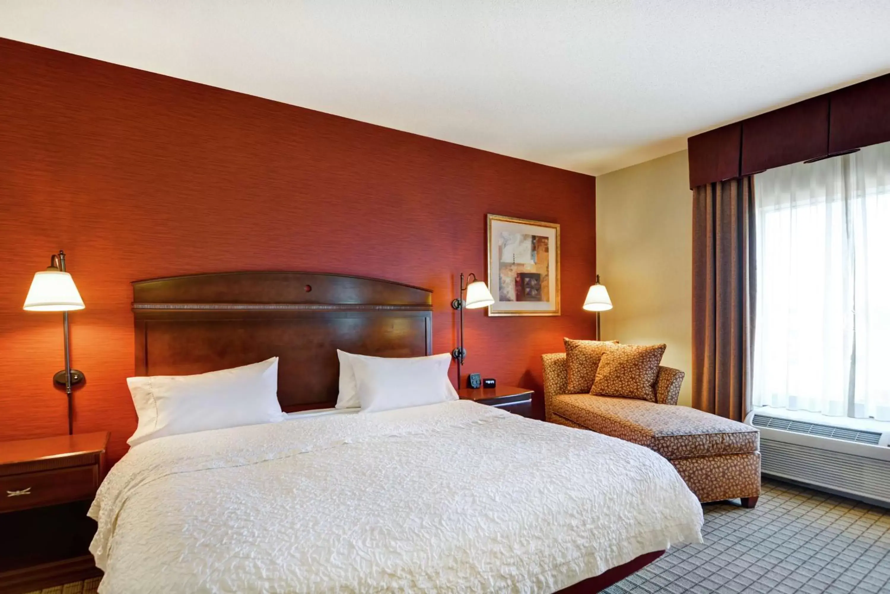 Living room, Bed in Hampton Inn and Suites Peoria at Grand Prairie