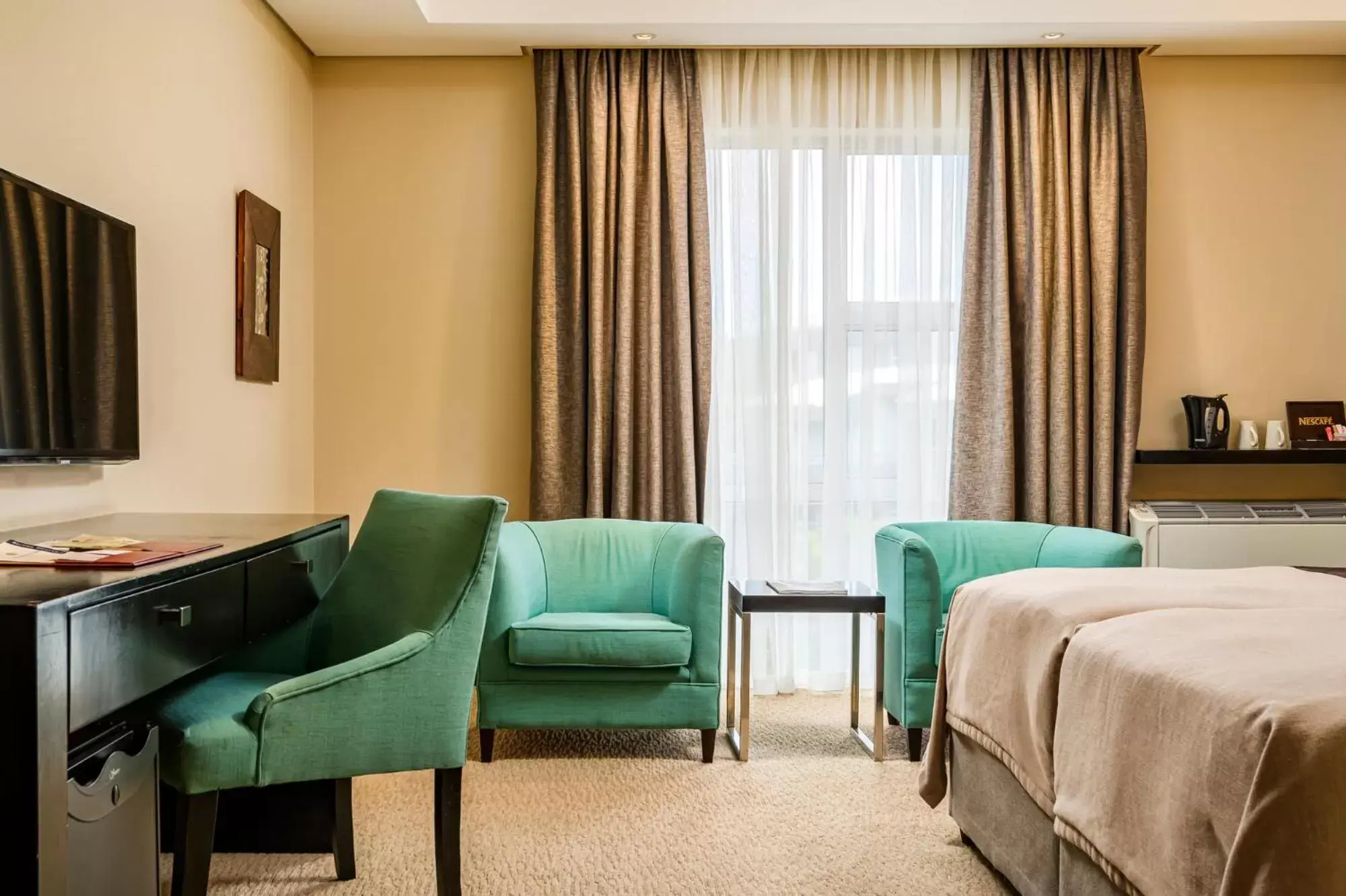 Bedroom, Seating Area in Paxton Hotel