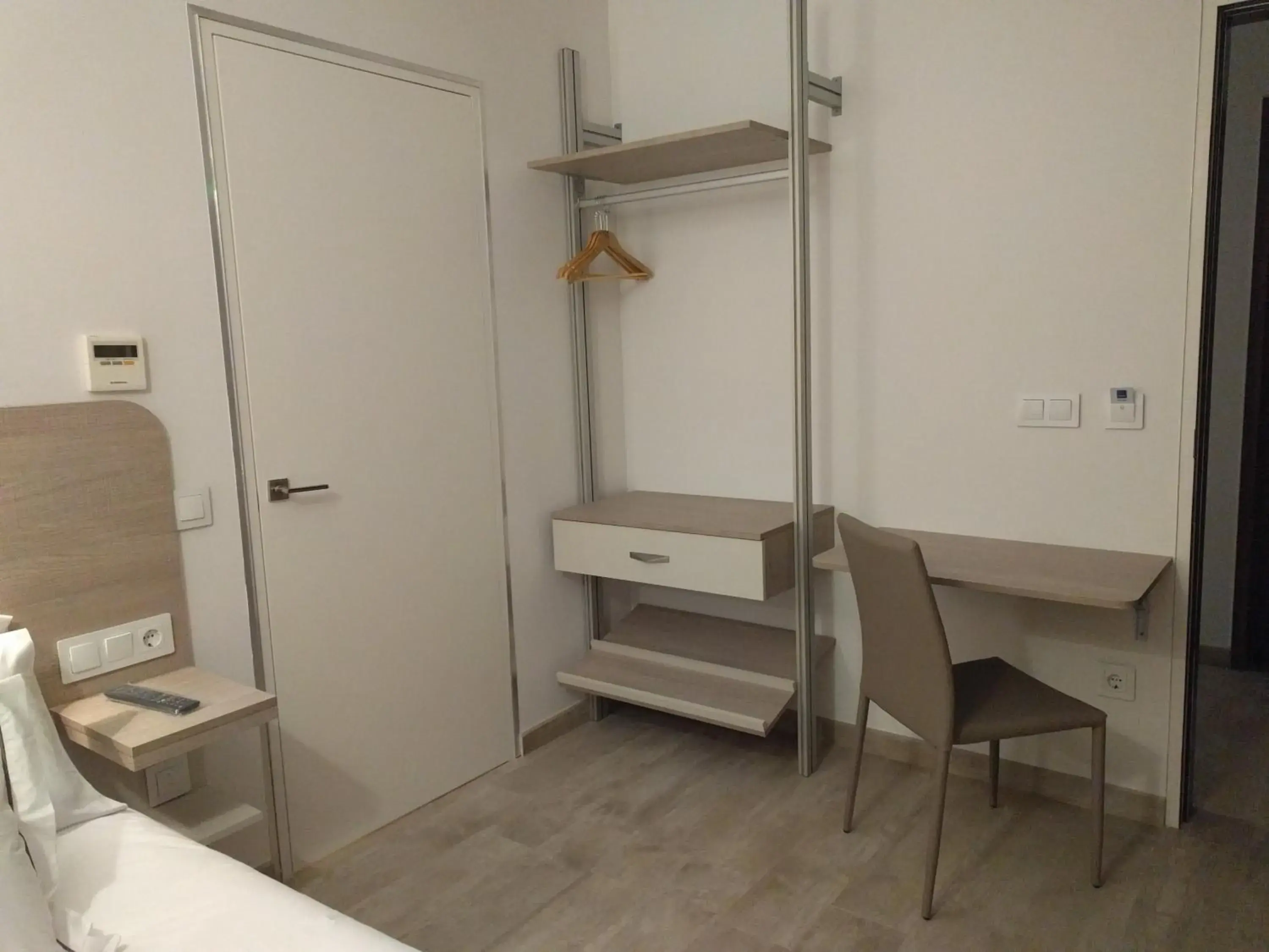Bedroom, Bathroom in Patios del Orfebre