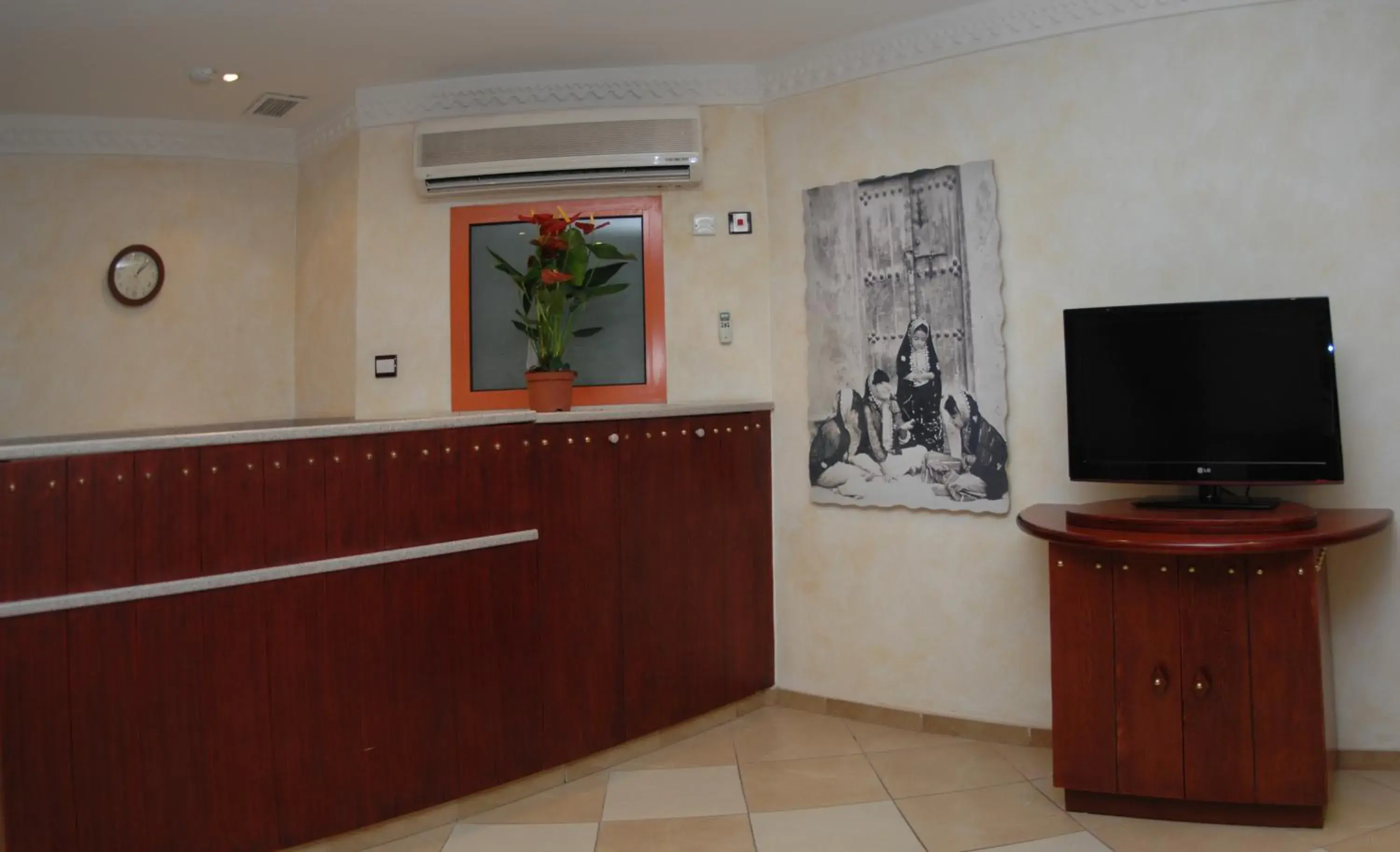 Living room, Lobby/Reception in Al Liwan Suites