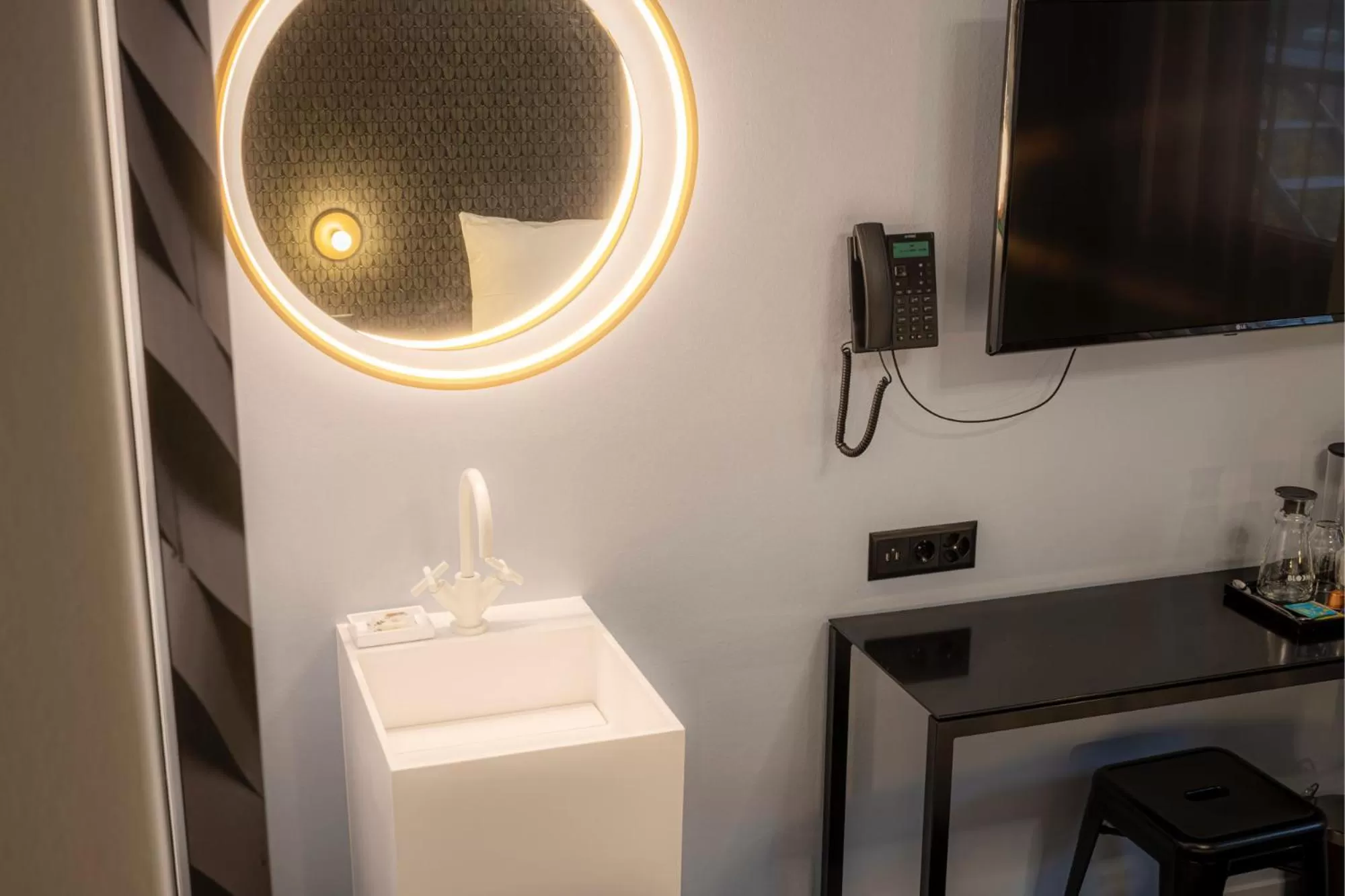 TV and multimedia in BLOOM Boutique Hotel & Lounge Basel