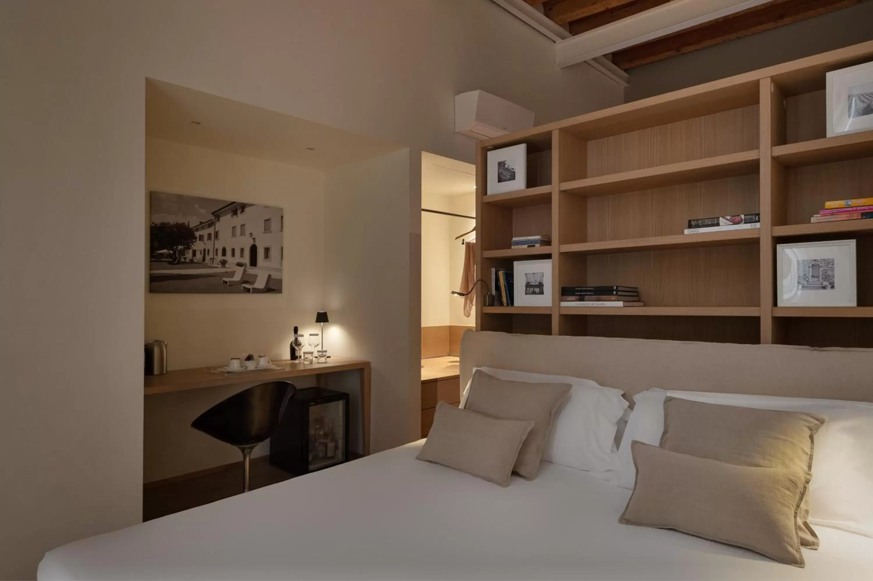 Bedroom, Bed in Massimago Wine Suites