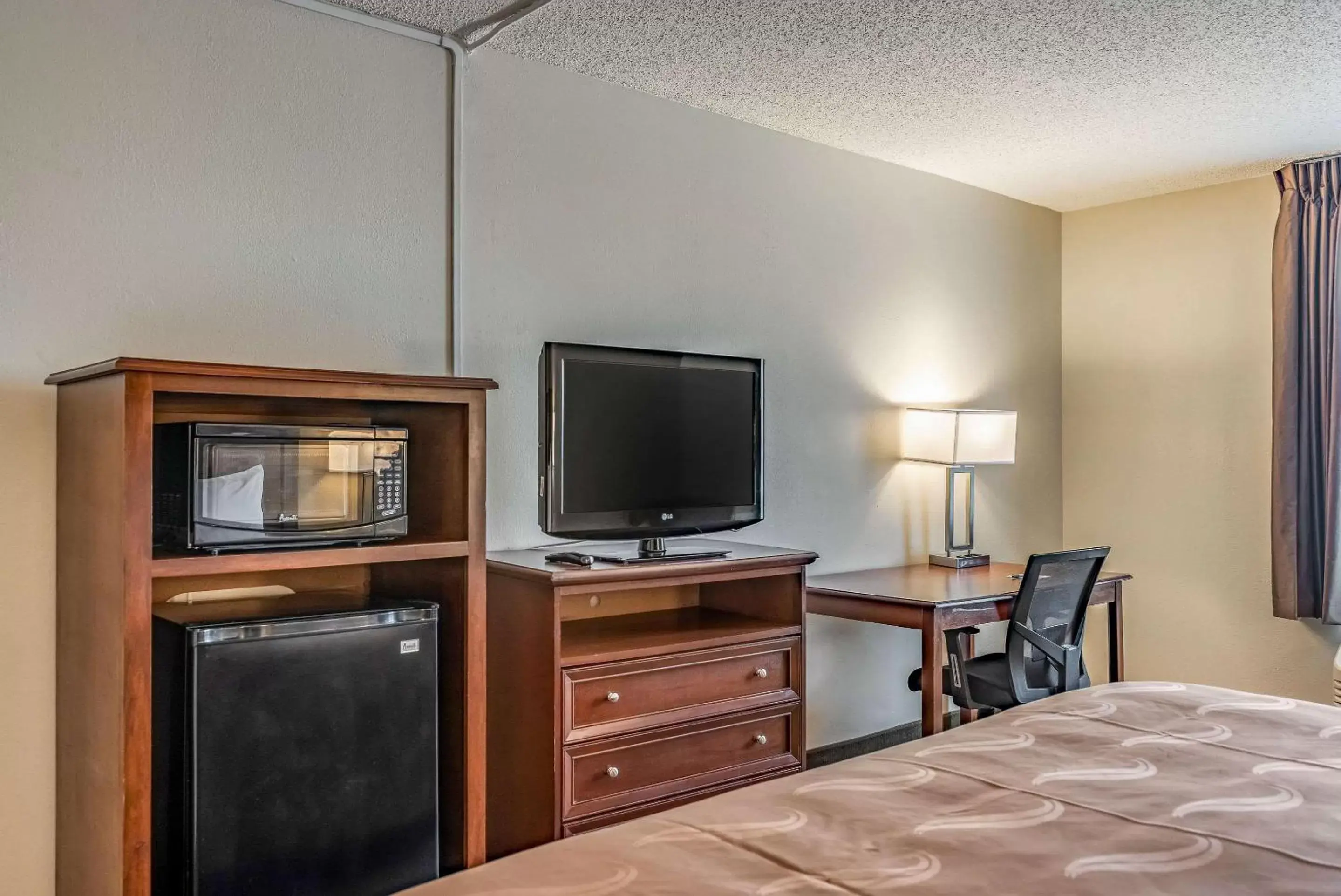 Photo of the whole room, TV/Entertainment Center in Quality Inn Bucyrus North