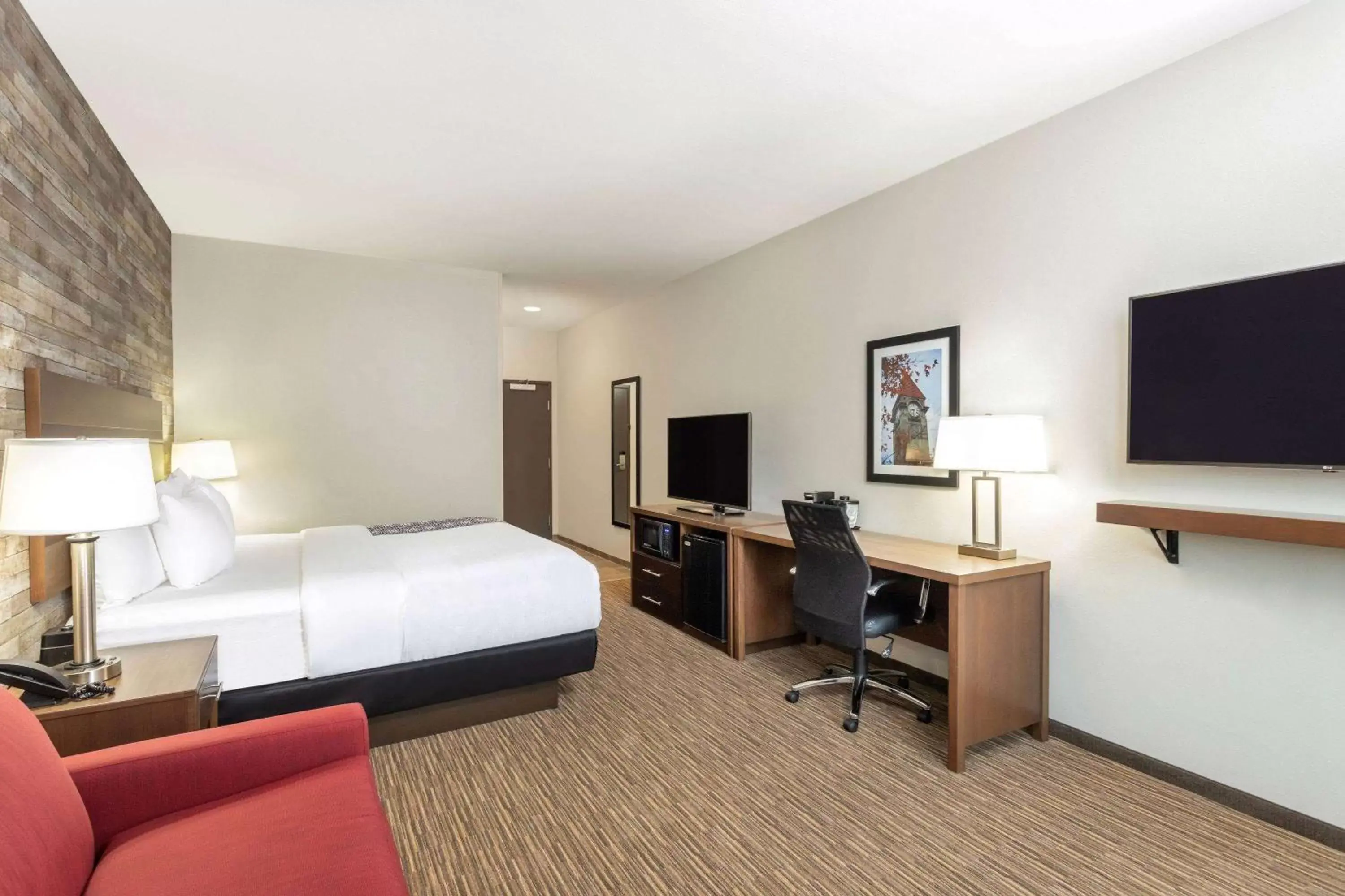 Photo of the whole room, TV/Entertainment Center in La Quinta Inn and Suites by Wyndham Bloomington