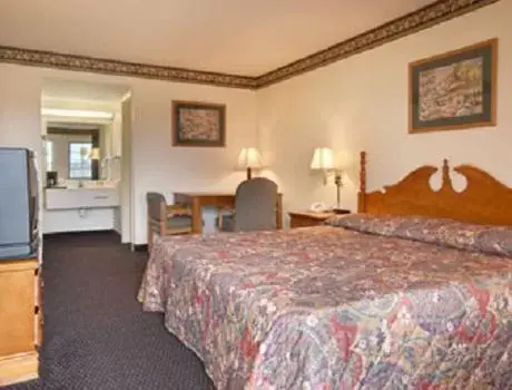 Photo of the whole room, Bed in Days Inn & Suites by Wyndham Kokomo