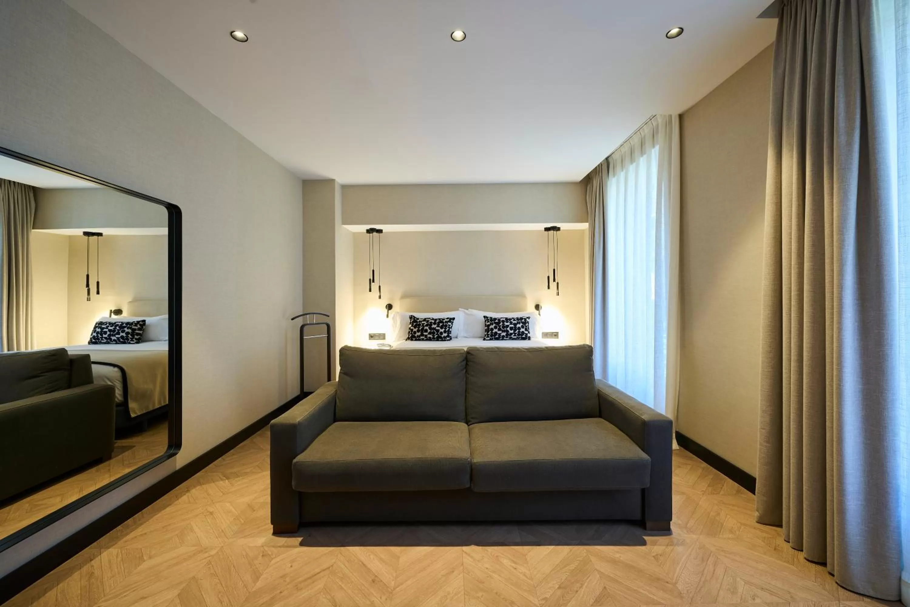 Photo of the whole room, Bed in Catalonia Ramblas 4* Sup