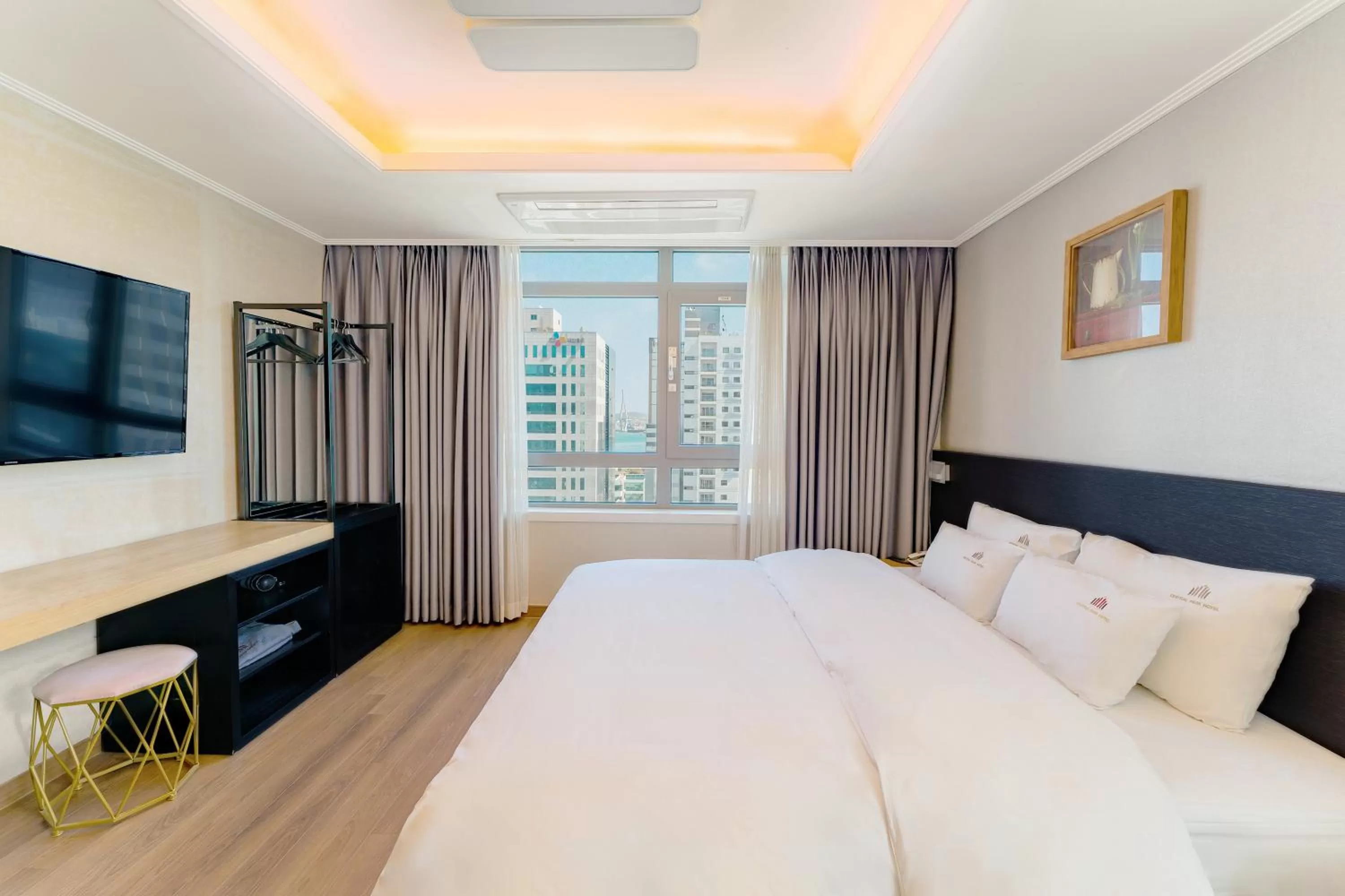 Bed in Central Park Hotel Busan