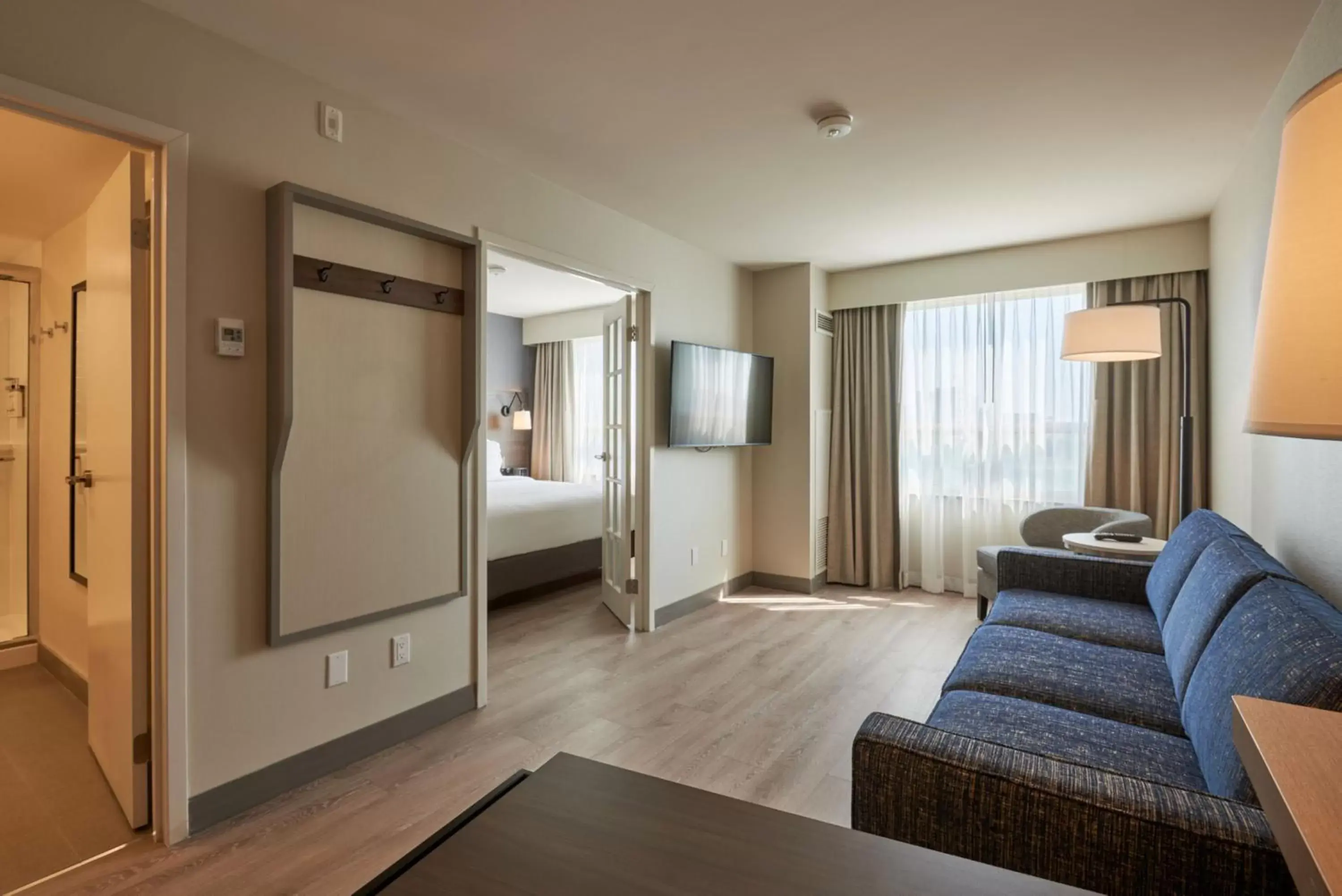 Bed, Seating Area in Holiday Inn & Suites Ottawa Kanata, an IHG Hotel