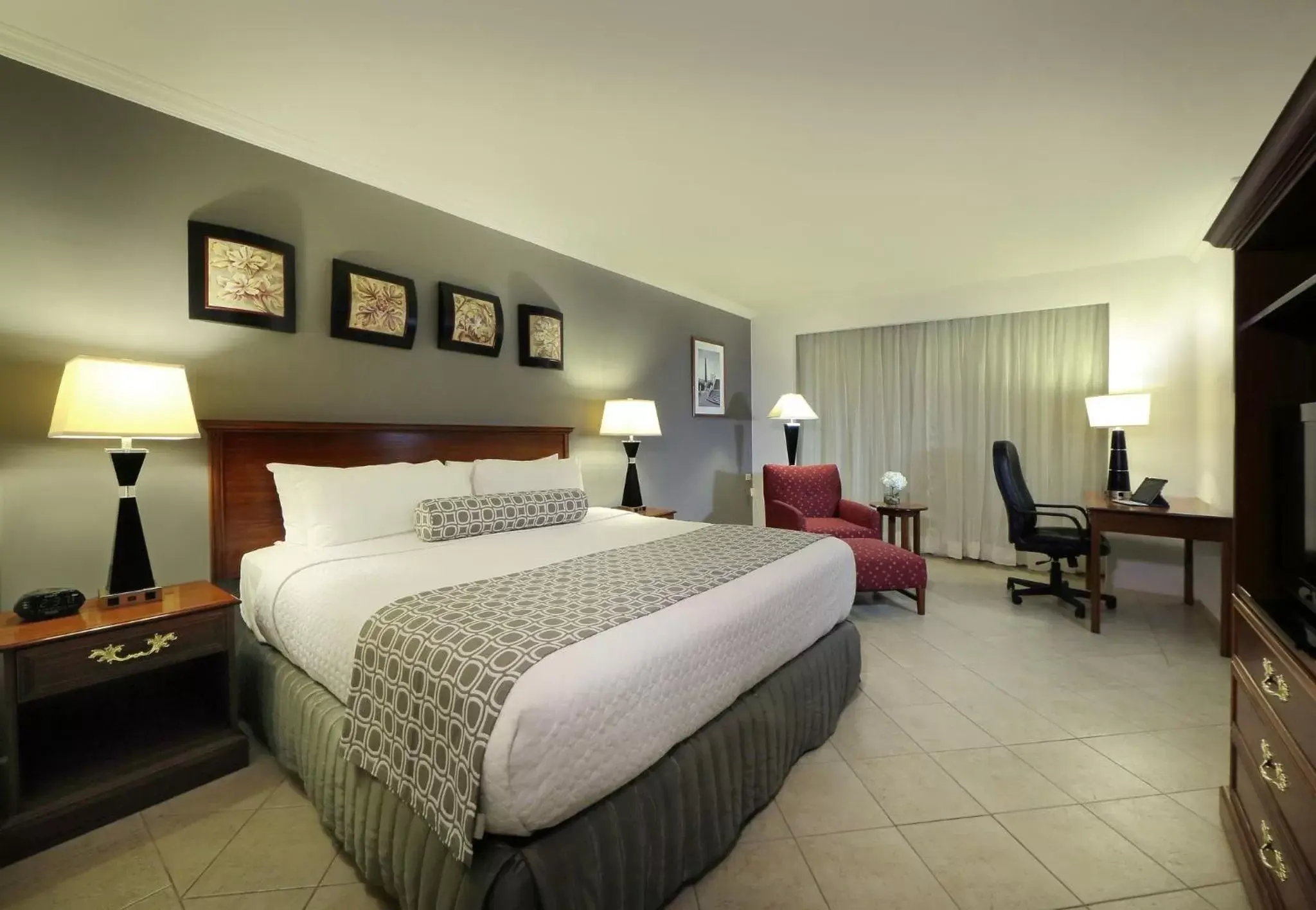 Photo of the whole room, Bed in Crowne Plaza Panama, an IHG Hotel