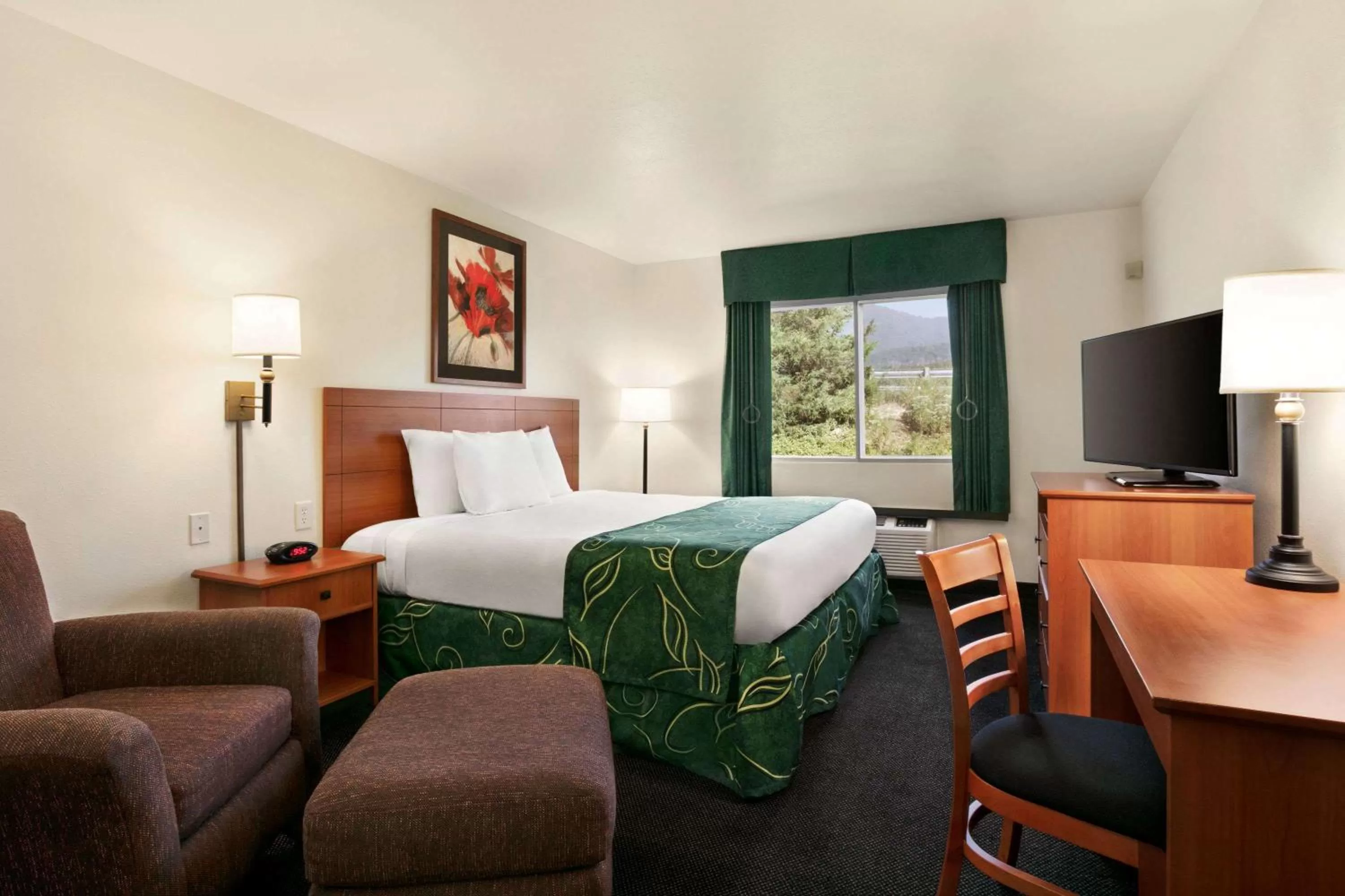 Photo of the whole room, Bed in Travelodge by Wyndham Low Moor Near Covington