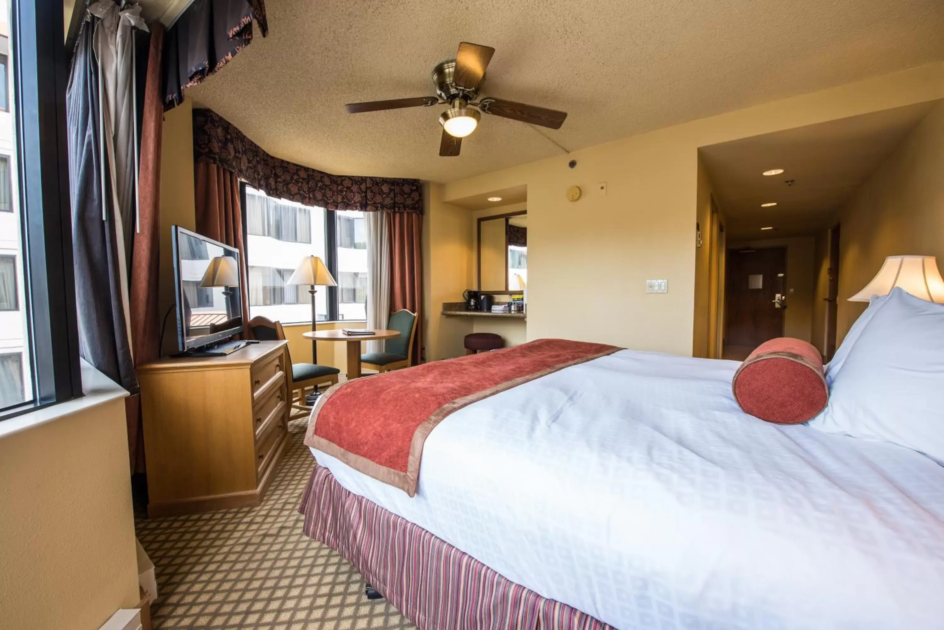 Bedroom, Bed in The Grand Lodge Hotel and Suites