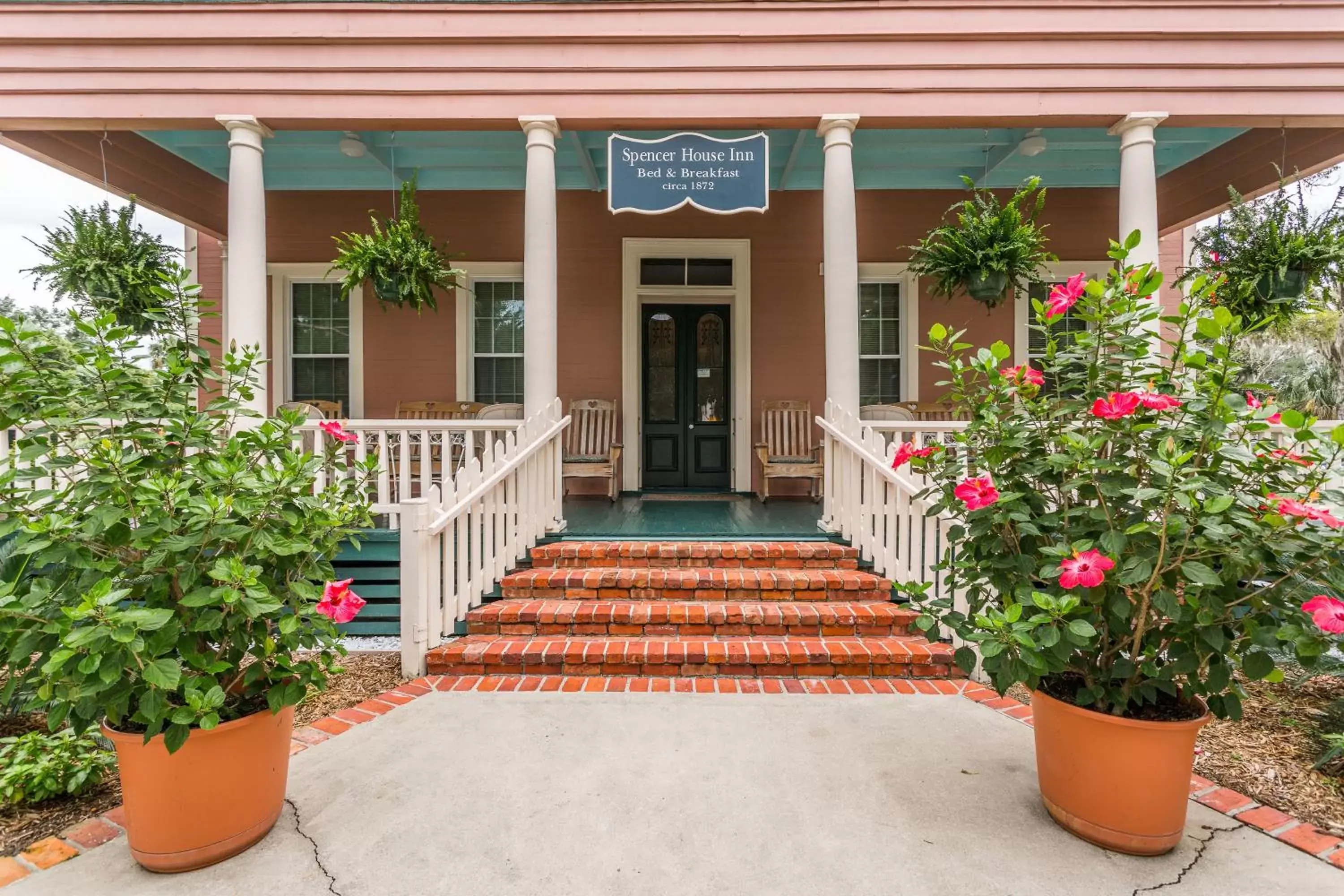 Facade/entrance in Spencer House Inn