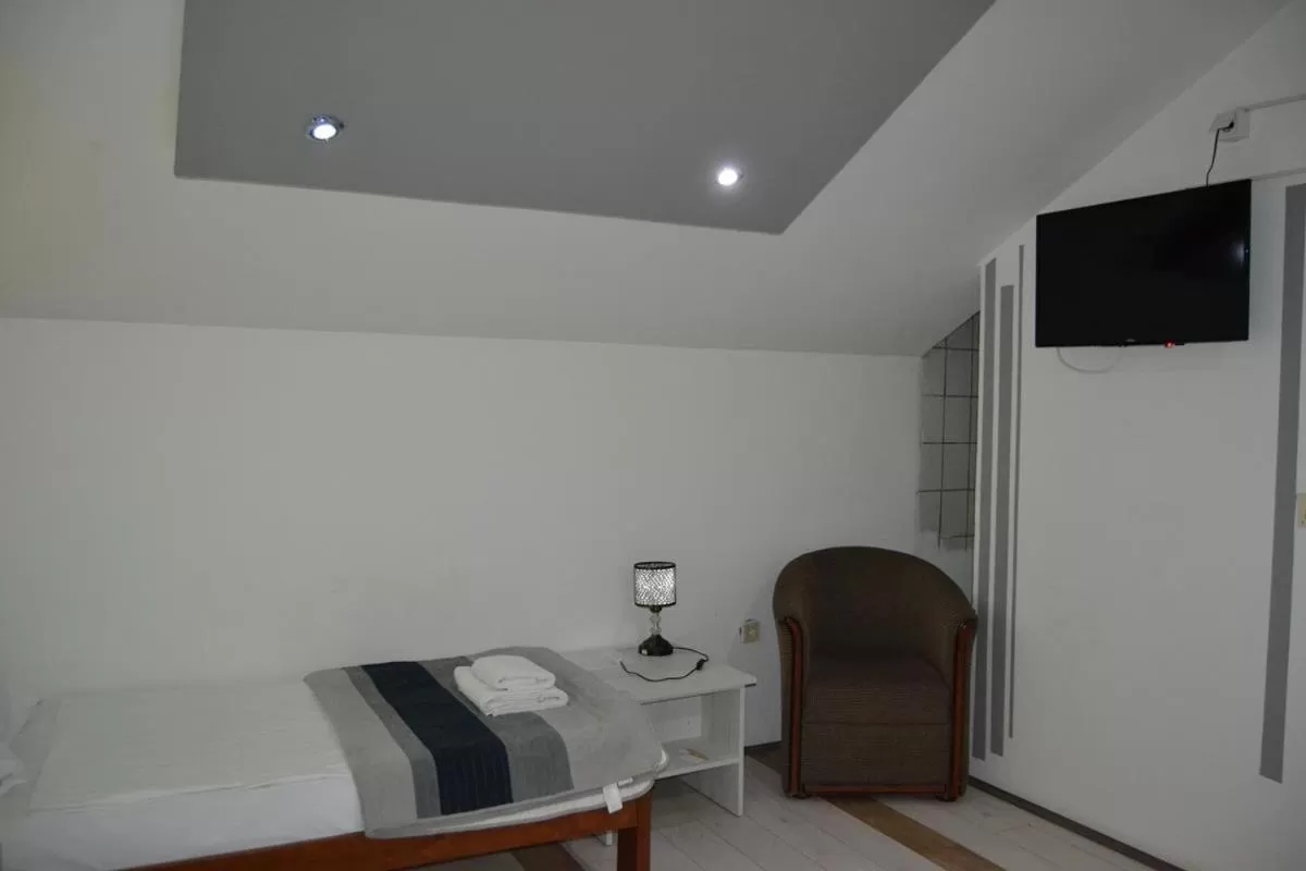 TV/Entertainment Center in LIRA EXCELLENT NIS