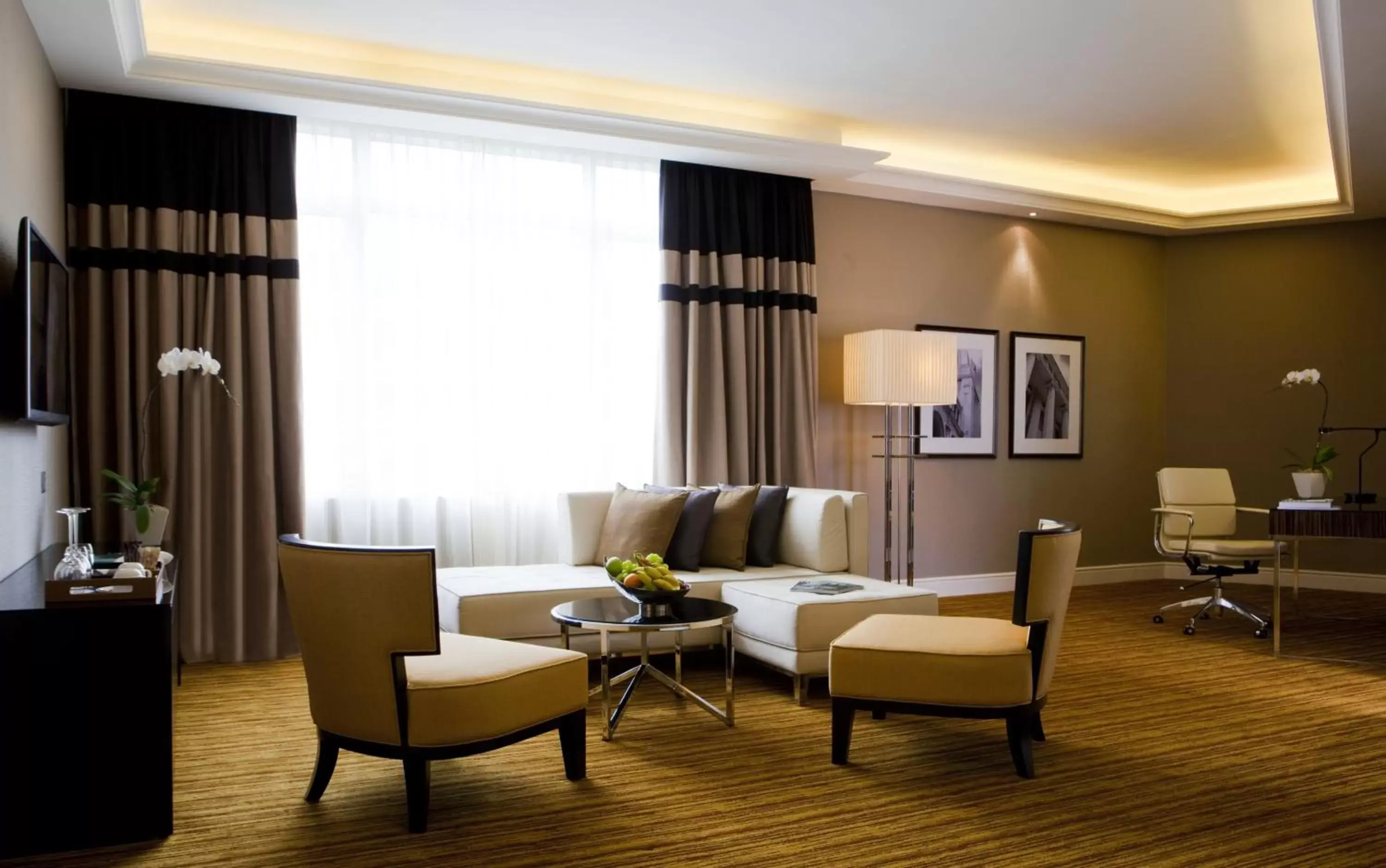 Bedroom, Seating Area in The Majestic Hotel Kuala Lumpur, Autograph Collection