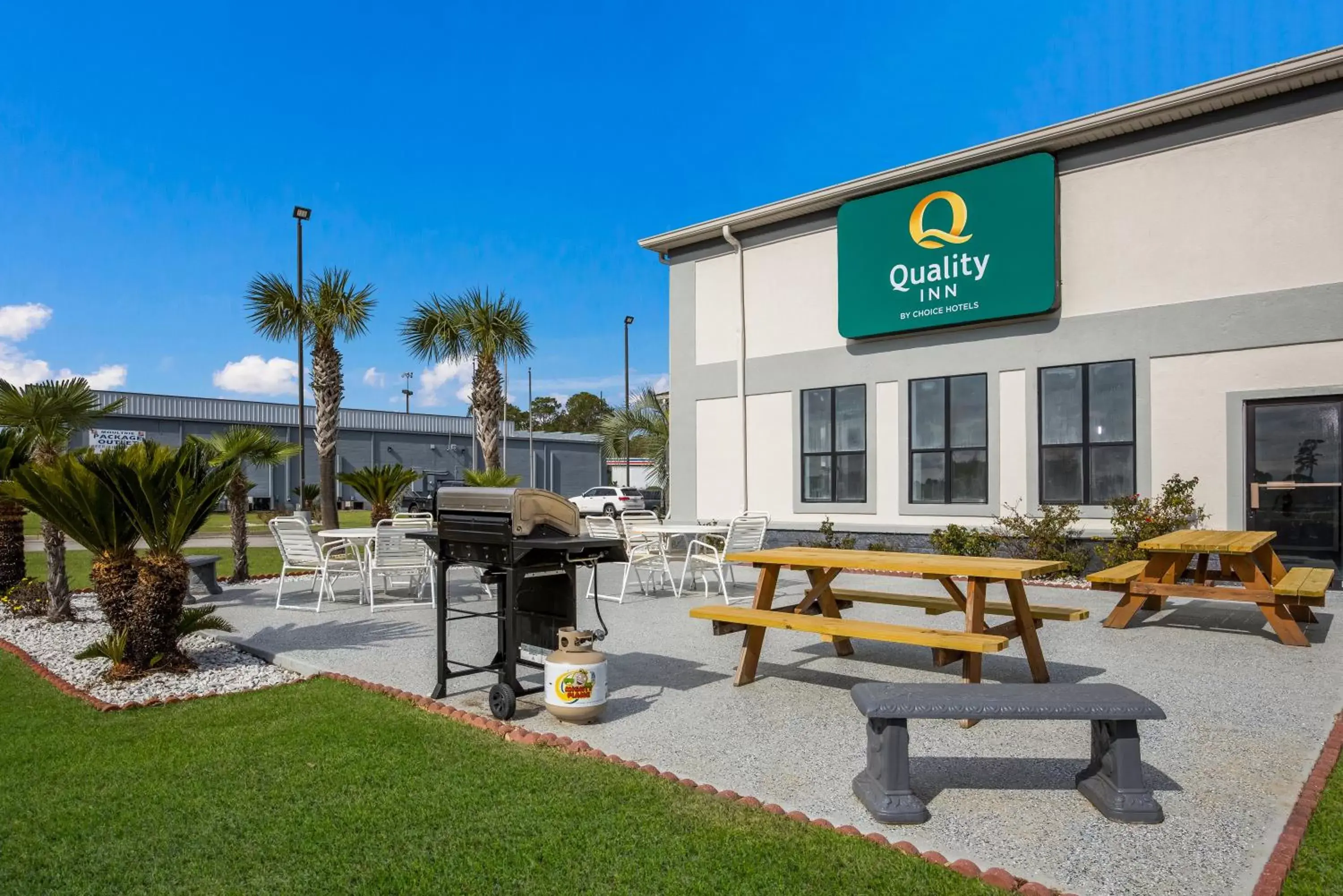 Patio, Property Building in Quality Inn