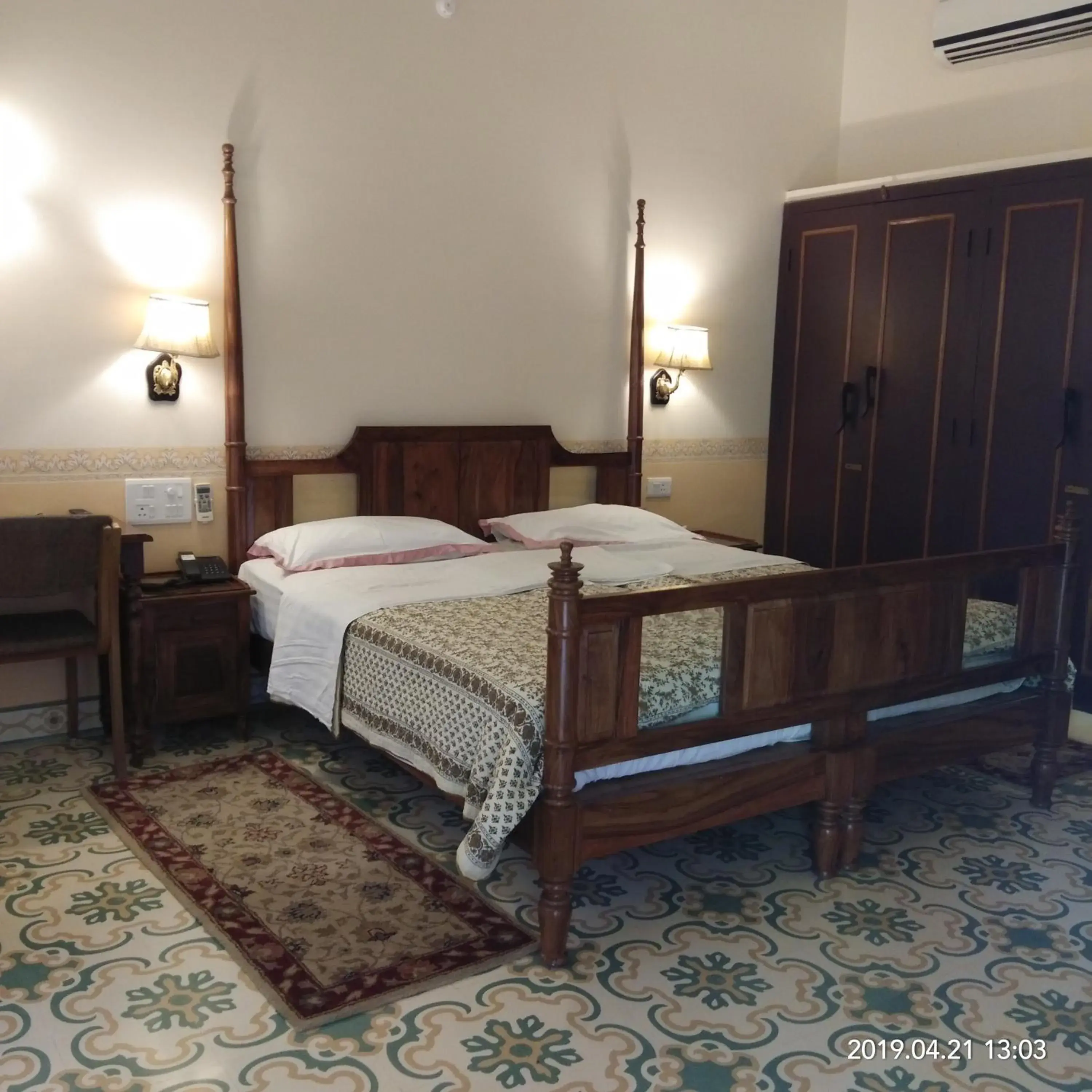 Bed in Jai Niwas Garden Hotel