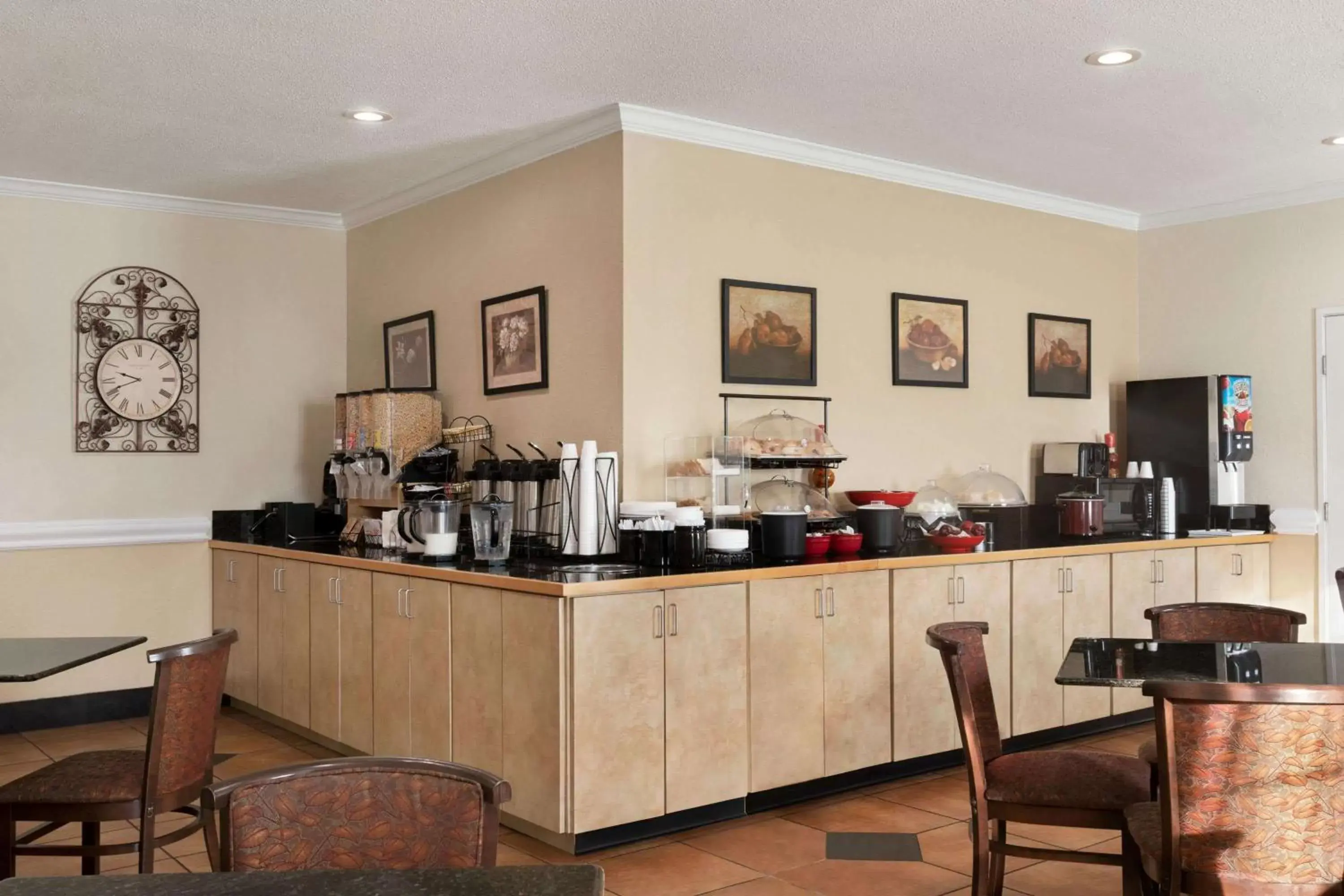 Restaurant/places to eat in Ramada by Wyndham Elizabethtown Restaurant/places to eat in Ramada by Wyndham Elizabethtown