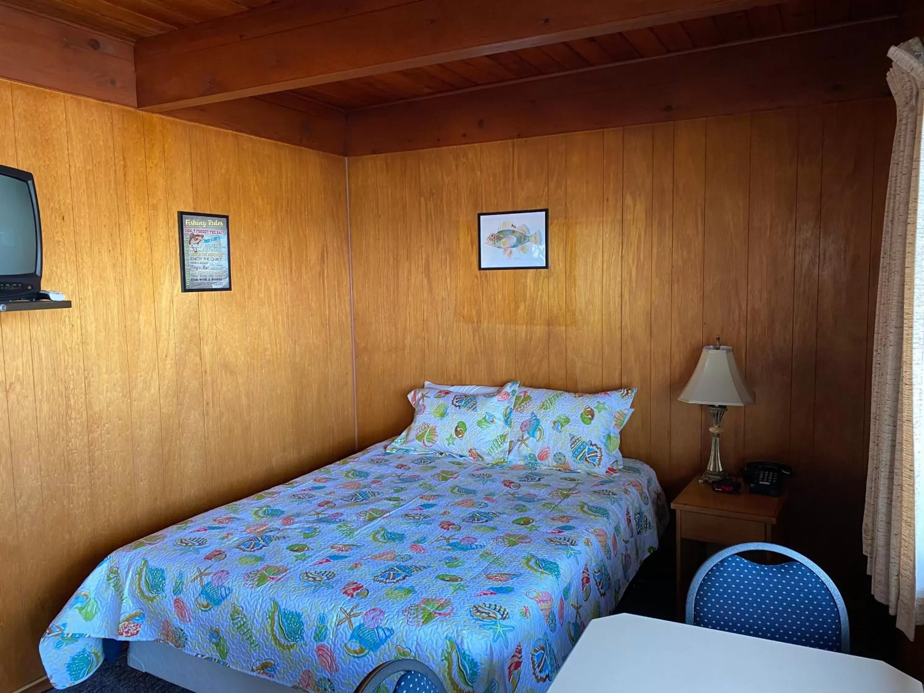 Bed in Curley's Resort & Dive Center