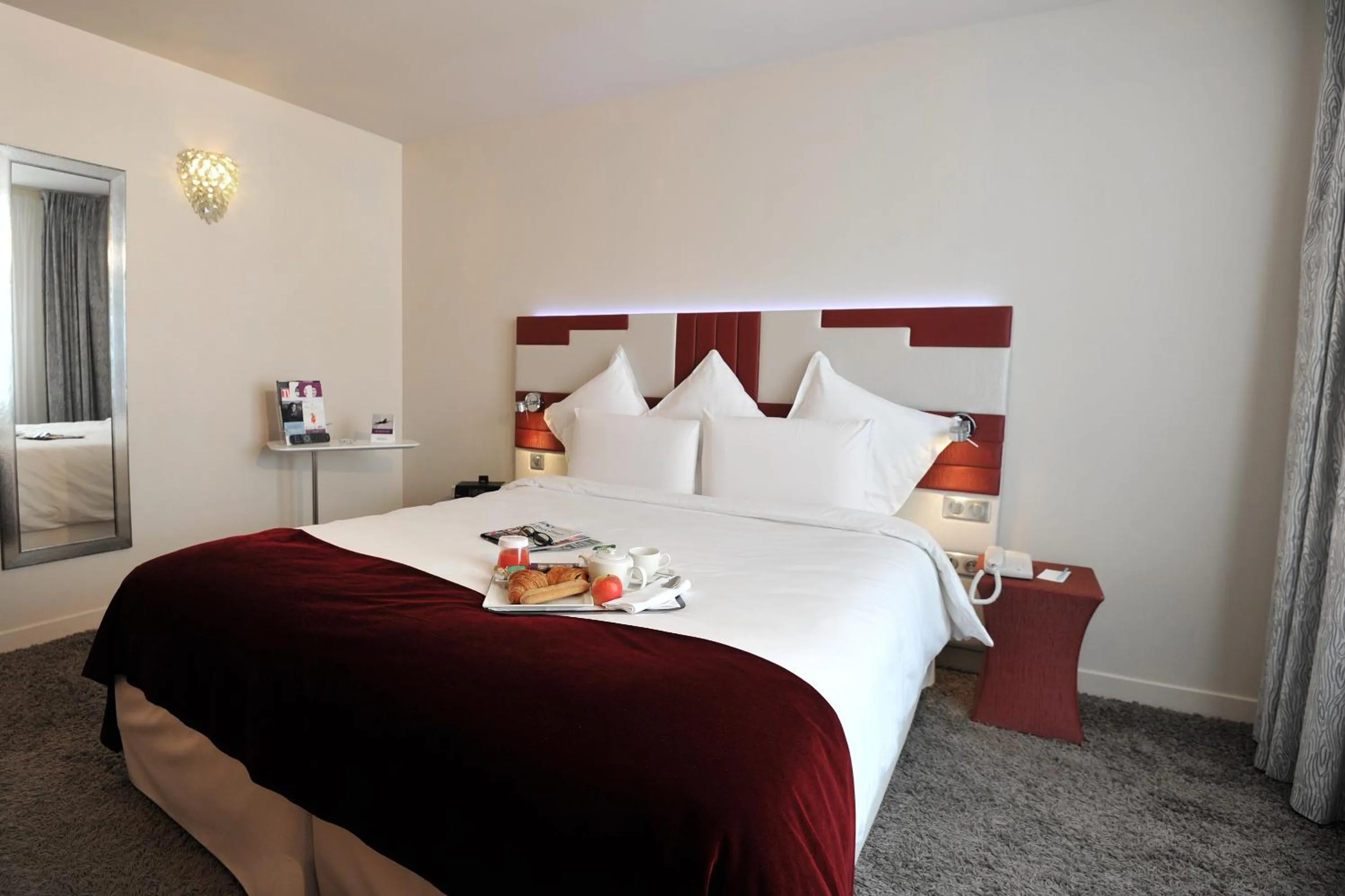 Bed in Mercure Paris Opéra Faubourg Montmartre