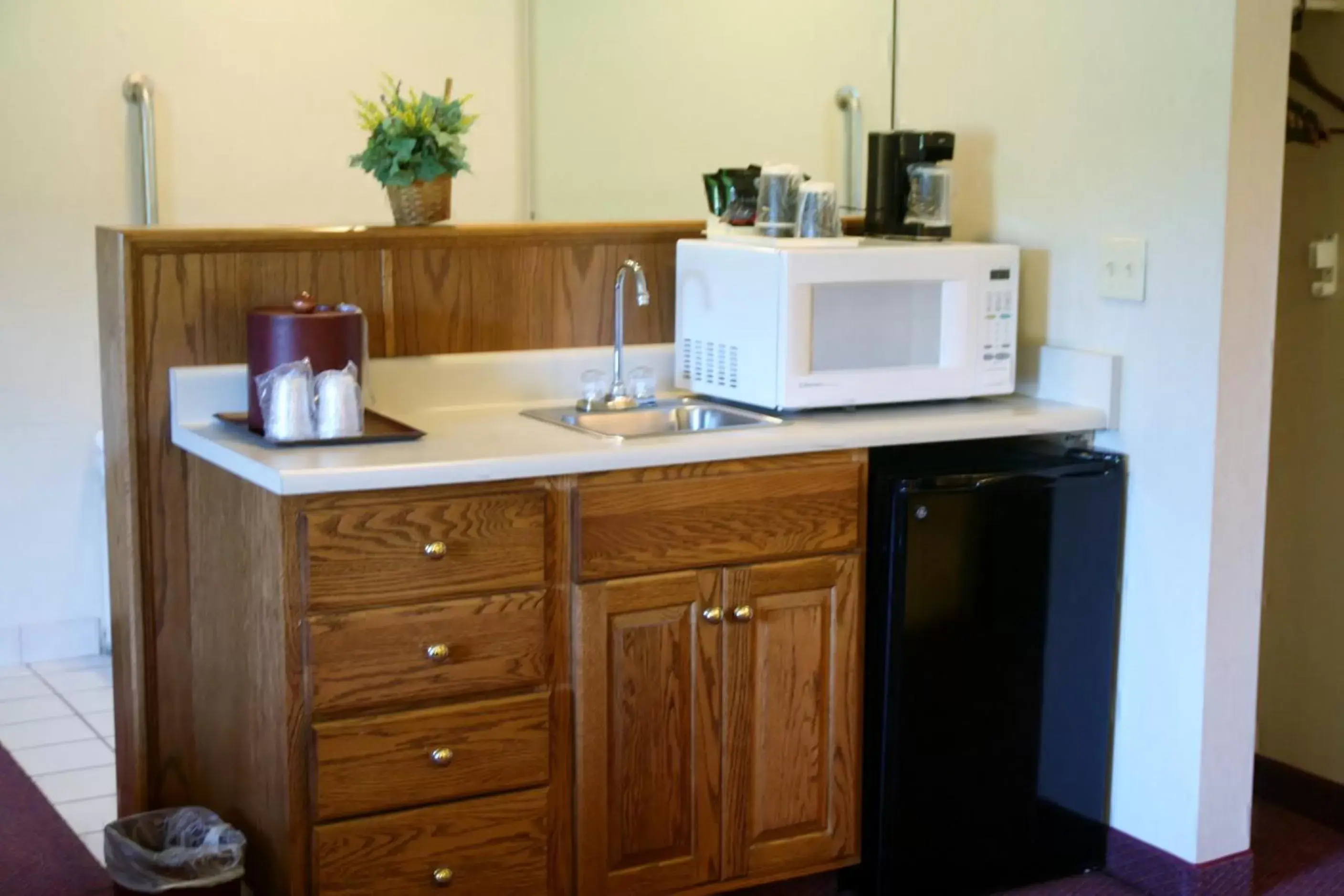 Coffee/tea facilities, Kitchen/Kitchenette in Baymont by Wyndham Mount Vernon Renfro Valley