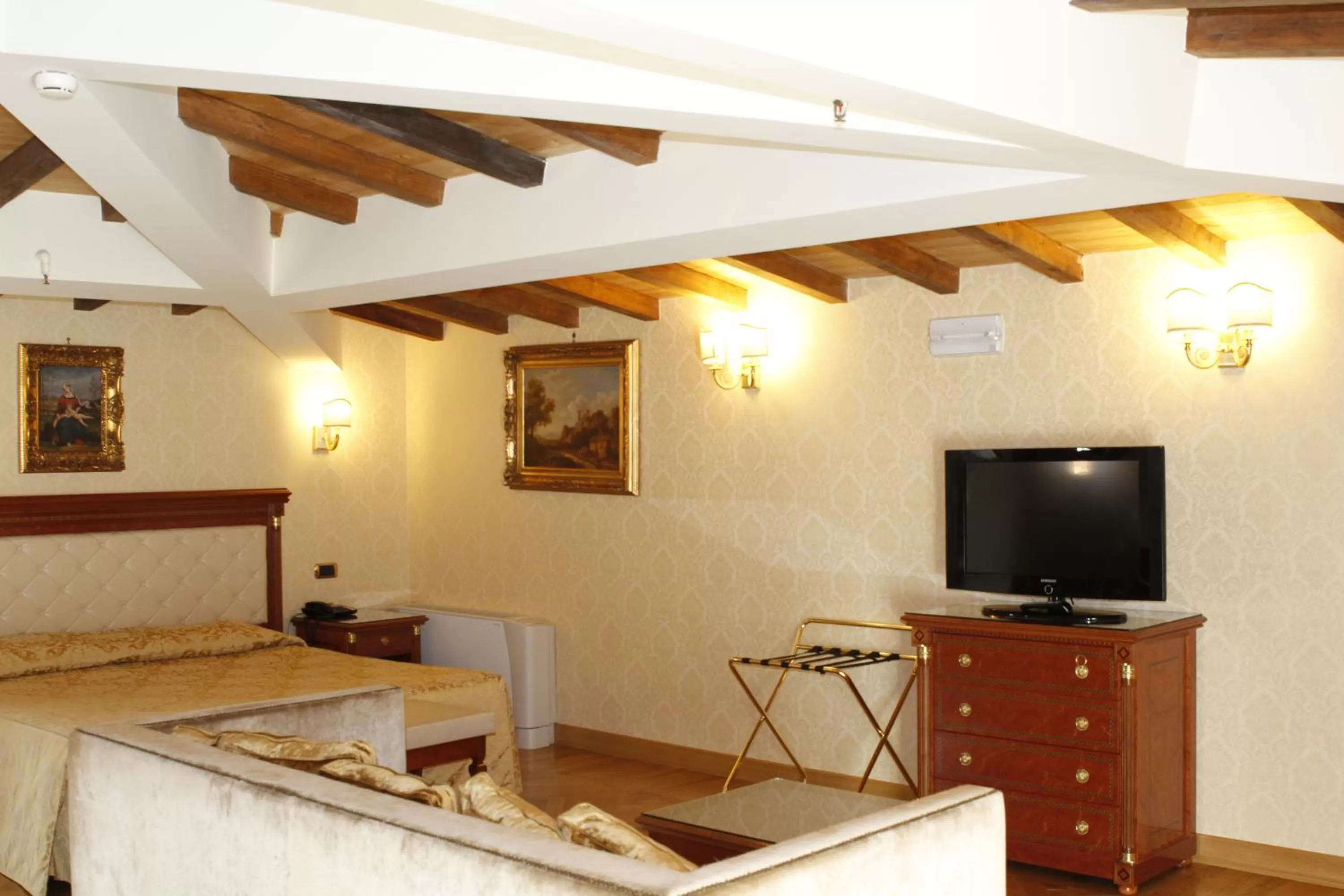 TV and multimedia in Hotel Villa Pinciana