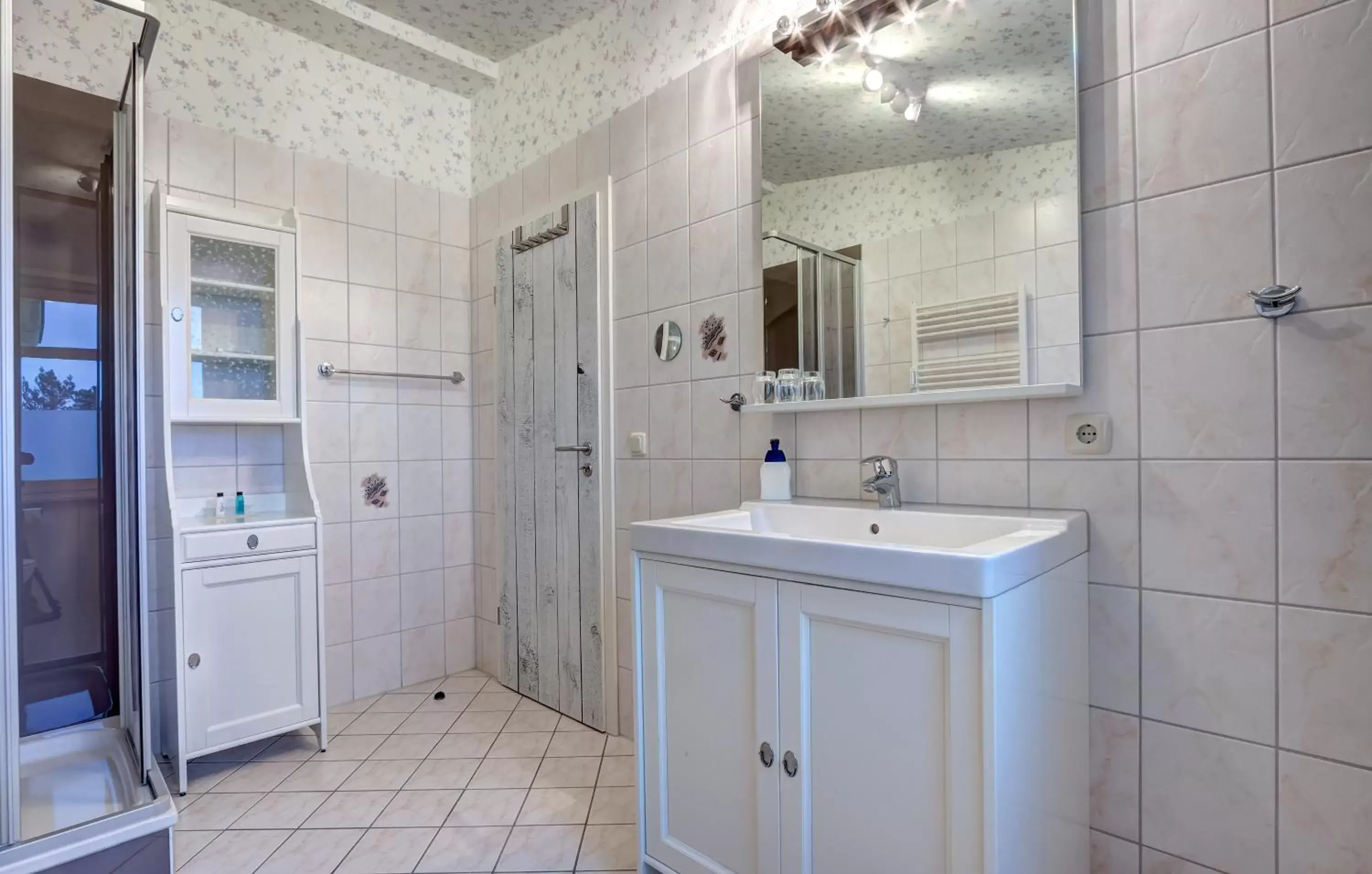 Photo of the whole room, Bathroom in Hotel Villa Seeschlößchen