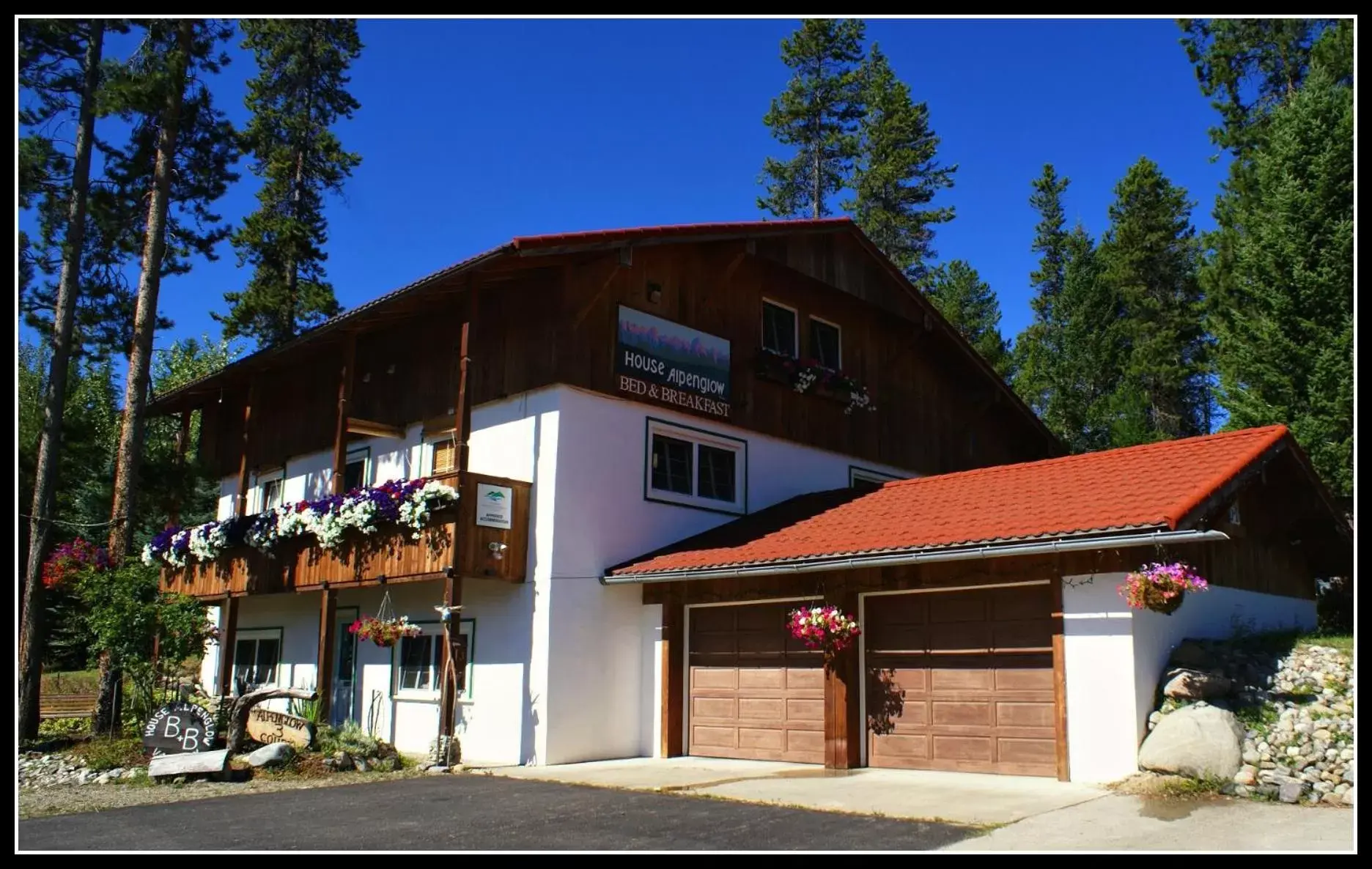 Property Building in Alpenglow Bed and Breakfast