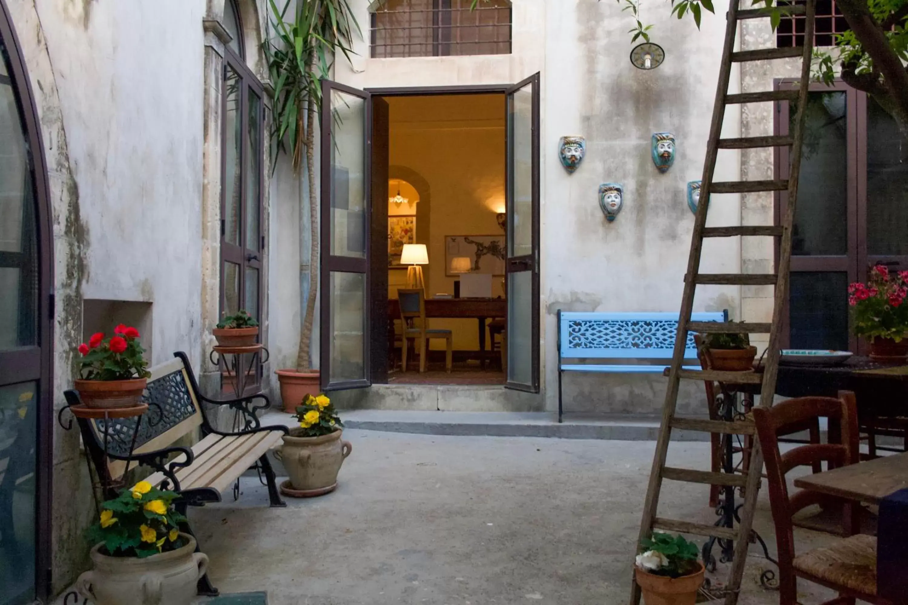 Patio in Residenza Donnafugata B&B