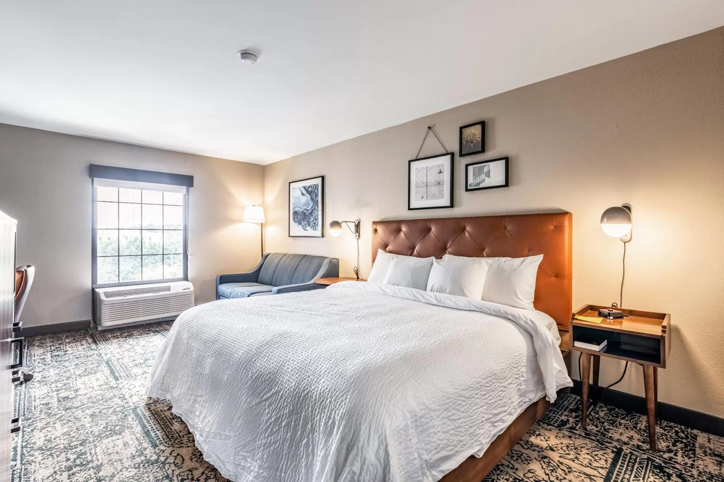 Photo of the whole room, Bed in Four Points by Sheraton Greensboro Airport