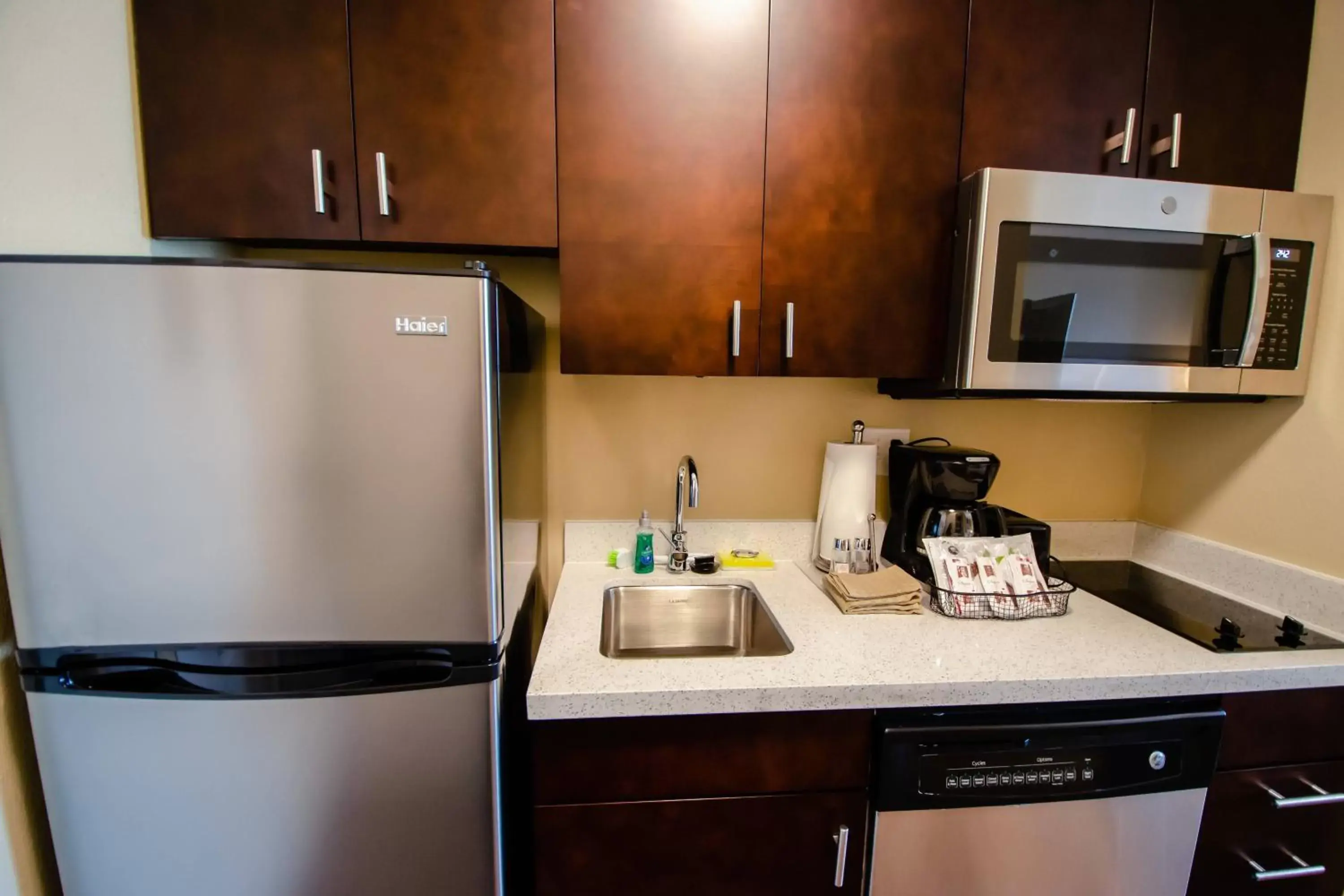 Kitchen or kitchenette, Kitchen/Kitchenette in TownePlace Suites by Marriott Temple