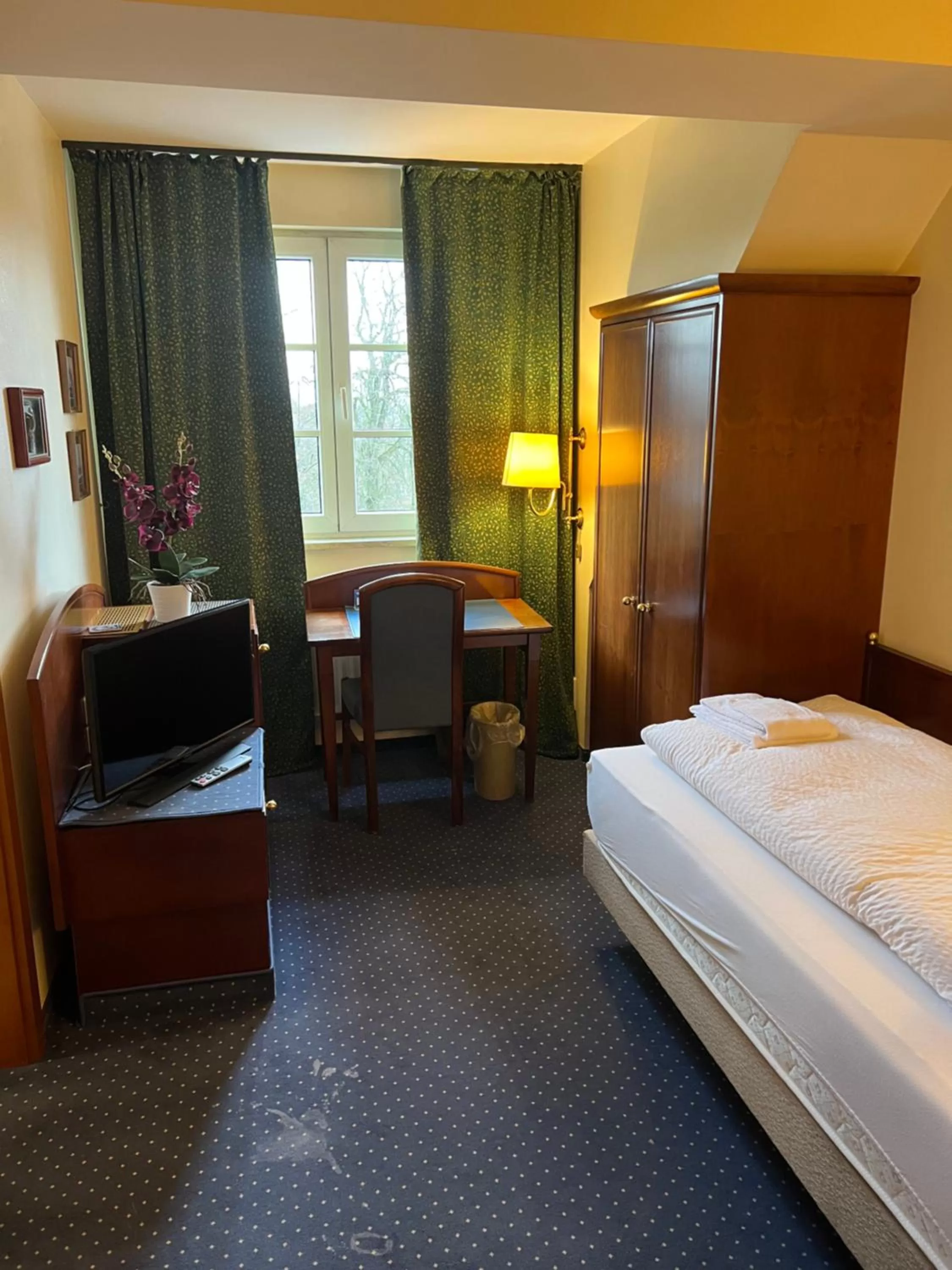 Photo of the whole room, Bed in Hotel am Schloss - Frankfurt an der Oder