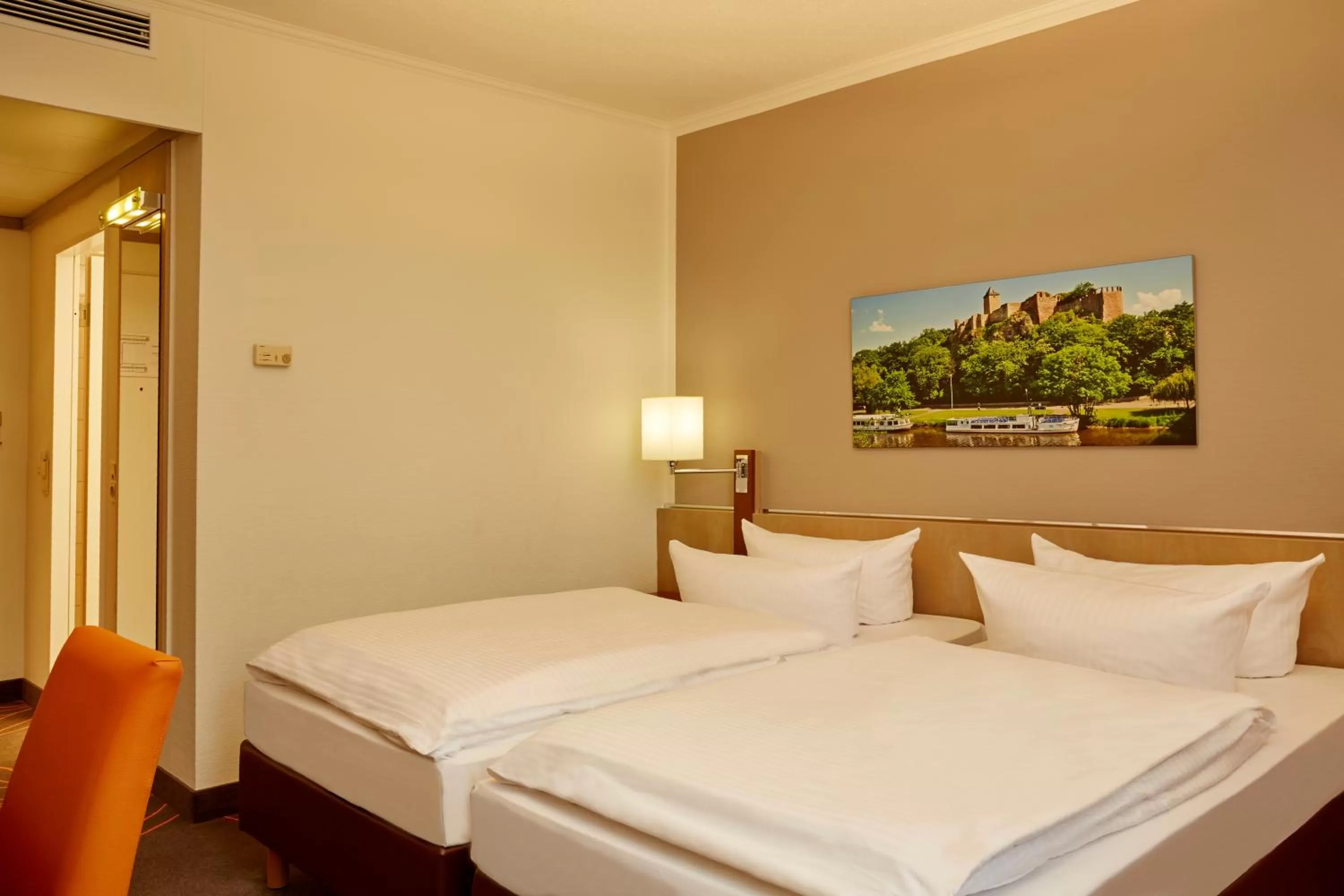 Photo of the whole room, Bed in H+ Hotel Leipzig-Halle