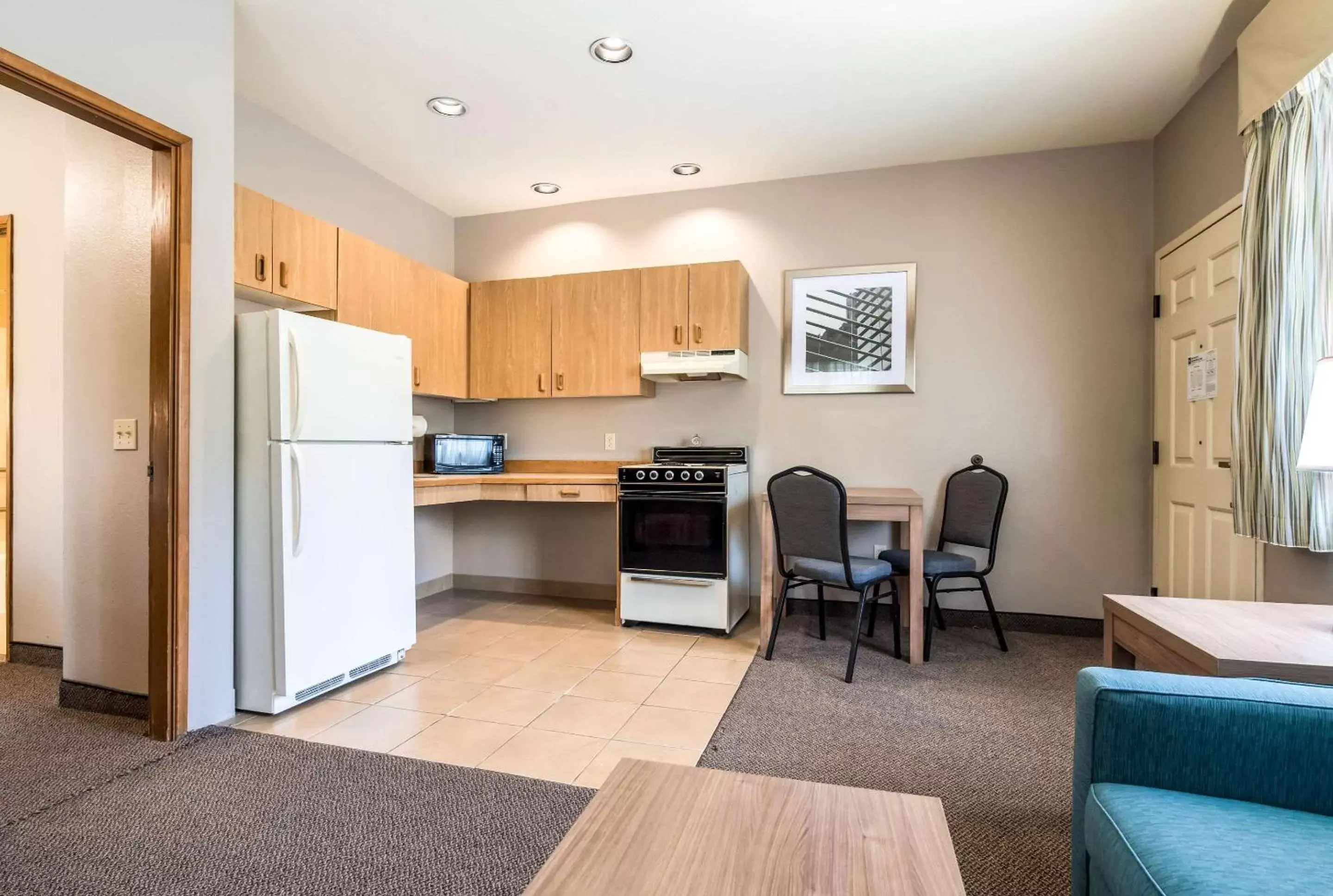 Bedroom, Kitchen/Kitchenette in Quality Inn & Suites Bainbridge Island