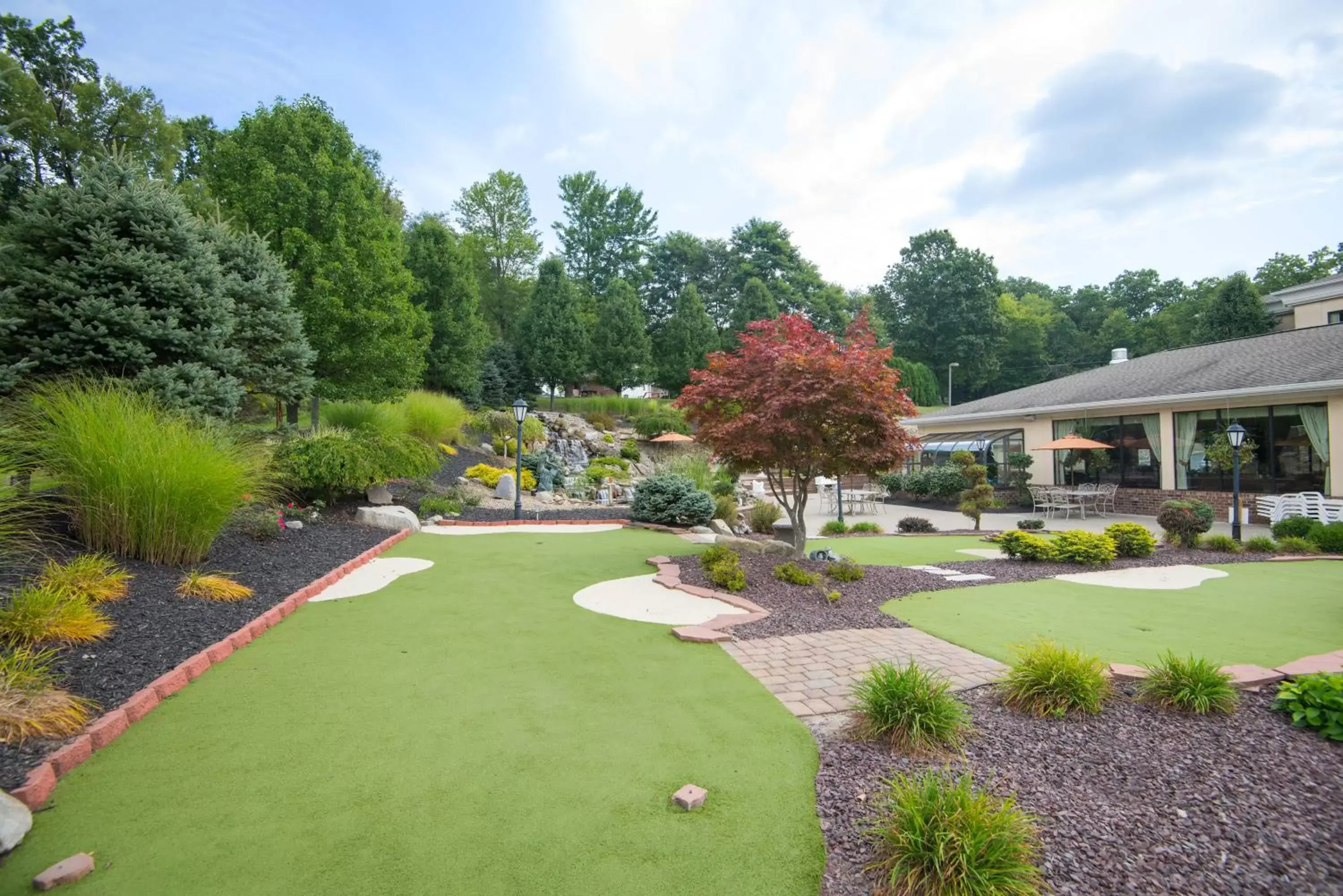 Property building, Garden in Holiday Inn Express & Suites - Sharon-Hermitage, an IHG Hotel